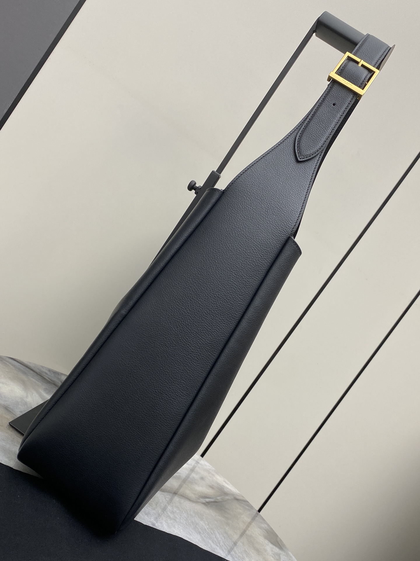 Givenchy 黑平纹/金 韩国 Hobo 今年火到爆炸的腋下包Y家虽迟但到 包包身轮廓简洁、立体