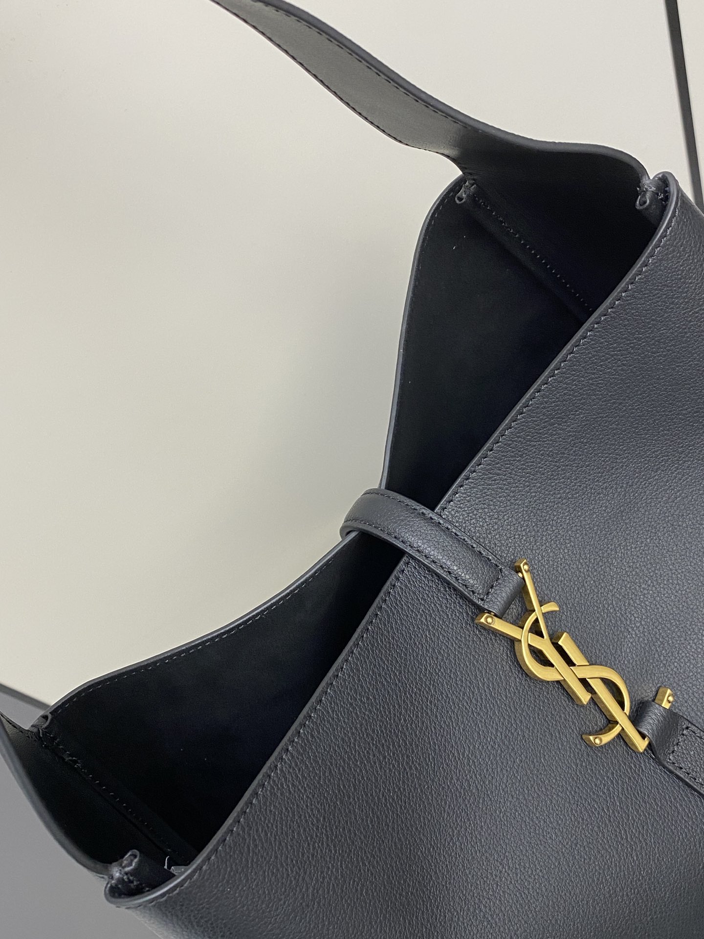 Givenchy 黑平纹/金 韩国 Hobo 今年火到爆炸的腋下包Y家虽迟但到 包包身轮廓简洁、立体