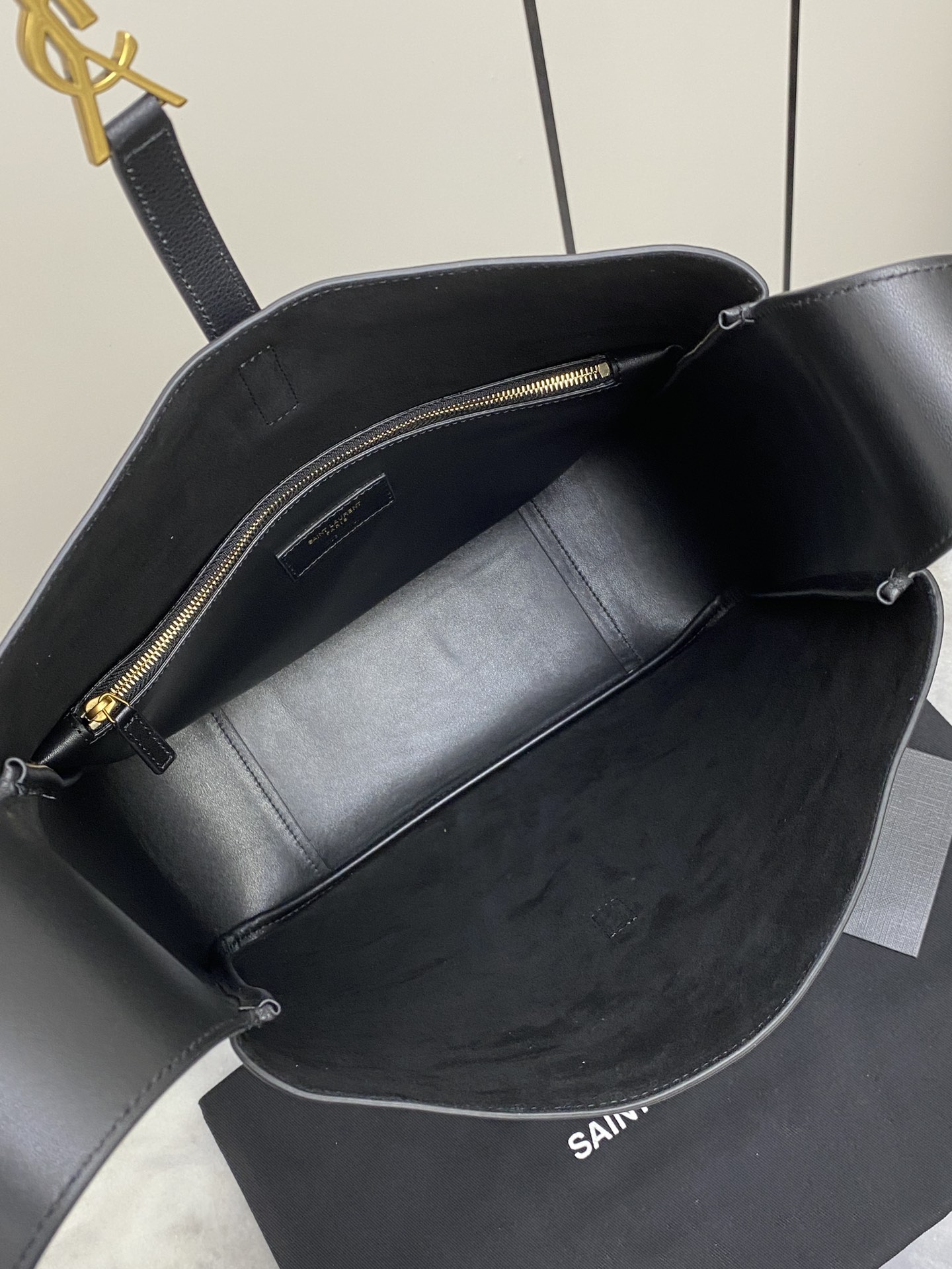 Givenchy 黑平纹/金 韩国 Hobo 今年火到爆炸的腋下包Y家虽迟但到 包包身轮廓简洁、立体