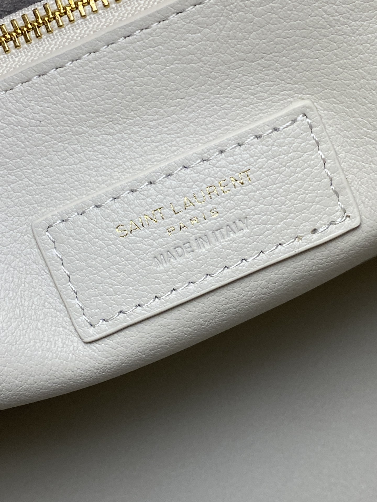 Loewe 白平纹/金 韩国 Hobo 今年火到爆炸的腋下包Y家虽迟但到 包包身轮廓简洁、立体