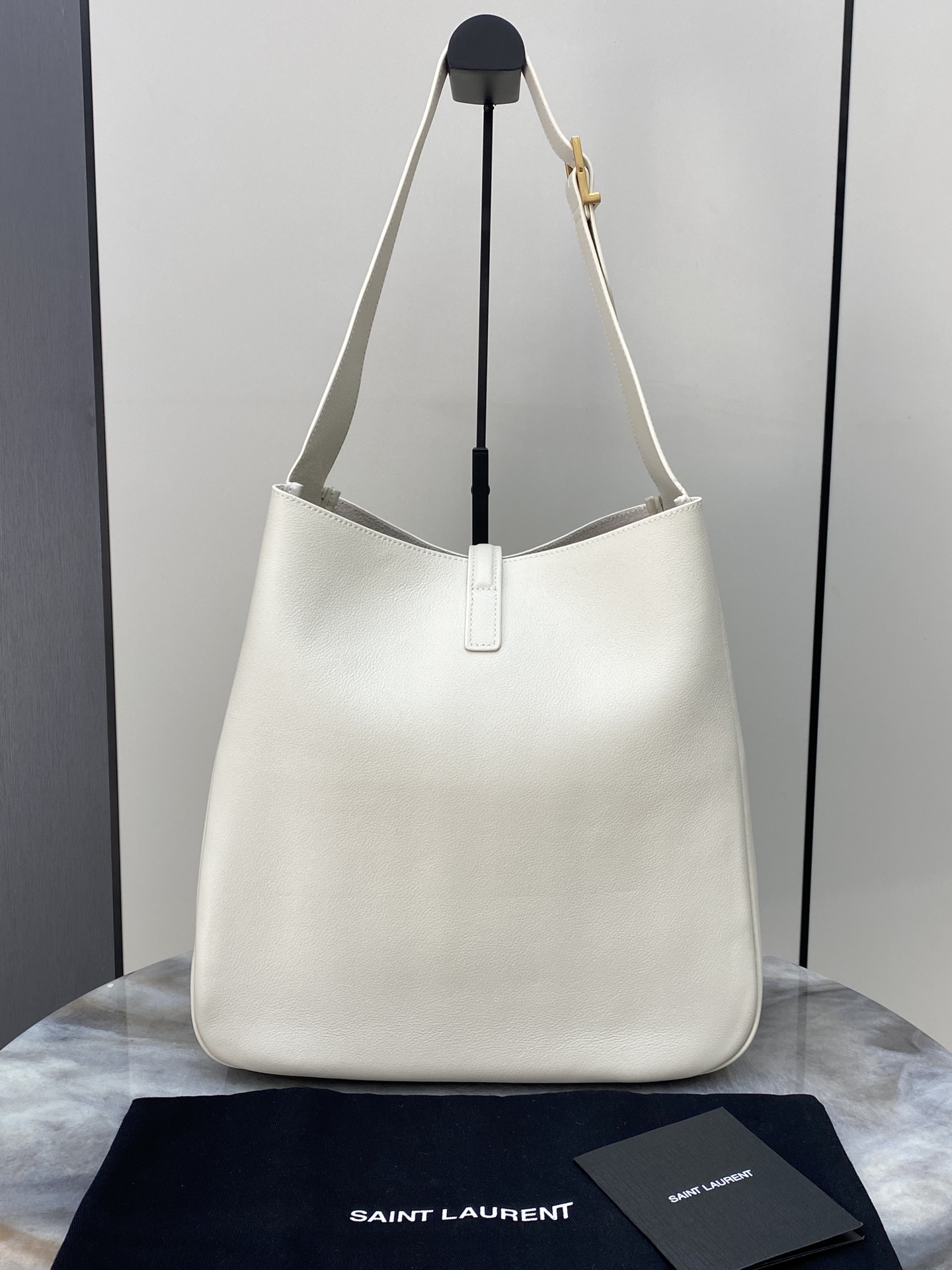Loewe 白平纹/金 韩国 Hobo 今年火到爆炸的腋下包Y家虽迟但到 包包身轮廓简洁、立体