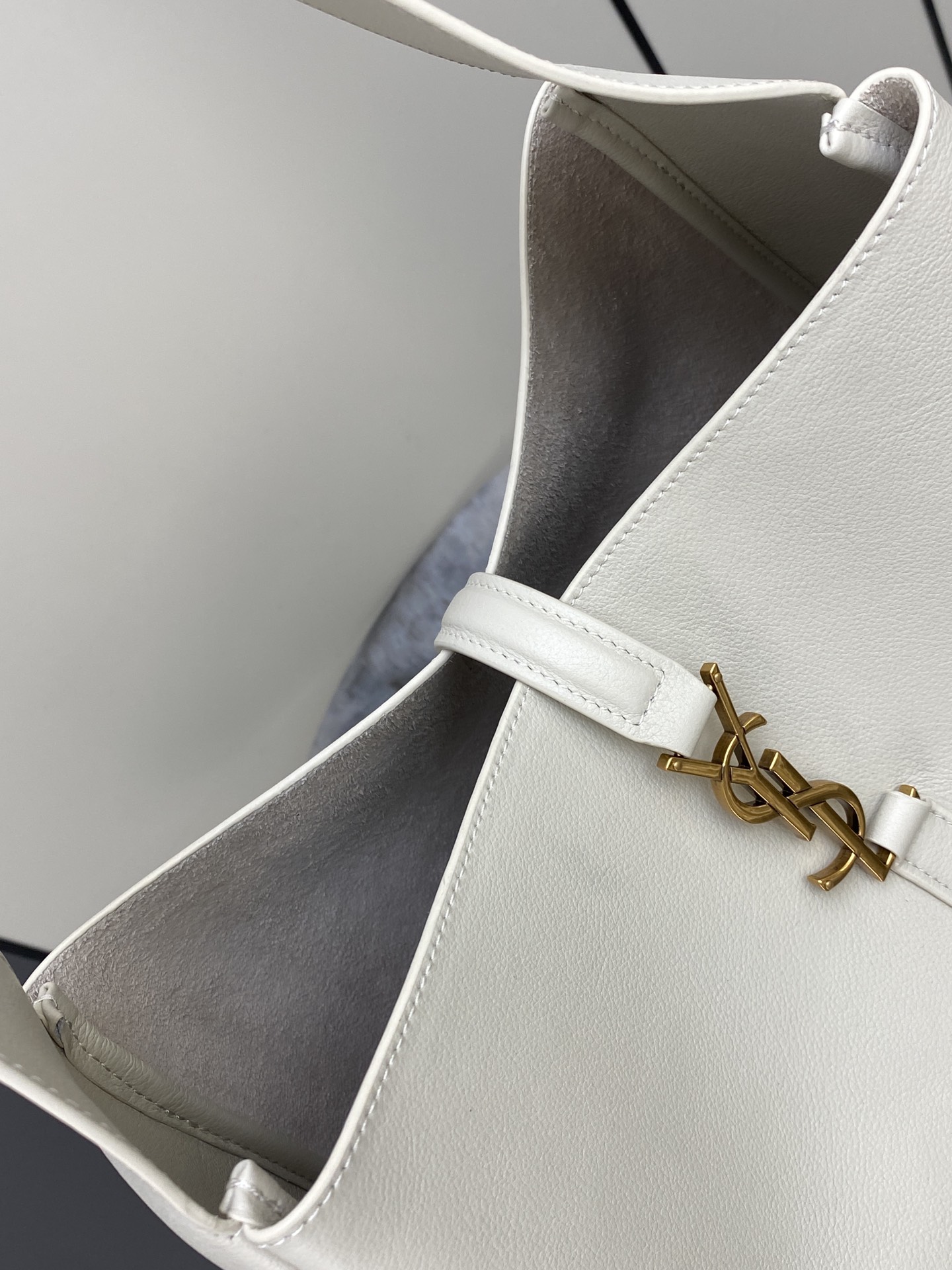 Loewe 白平纹/金 韩国 Hobo 今年火到爆炸的腋下包Y家虽迟但到 包包身轮廓简洁、立体