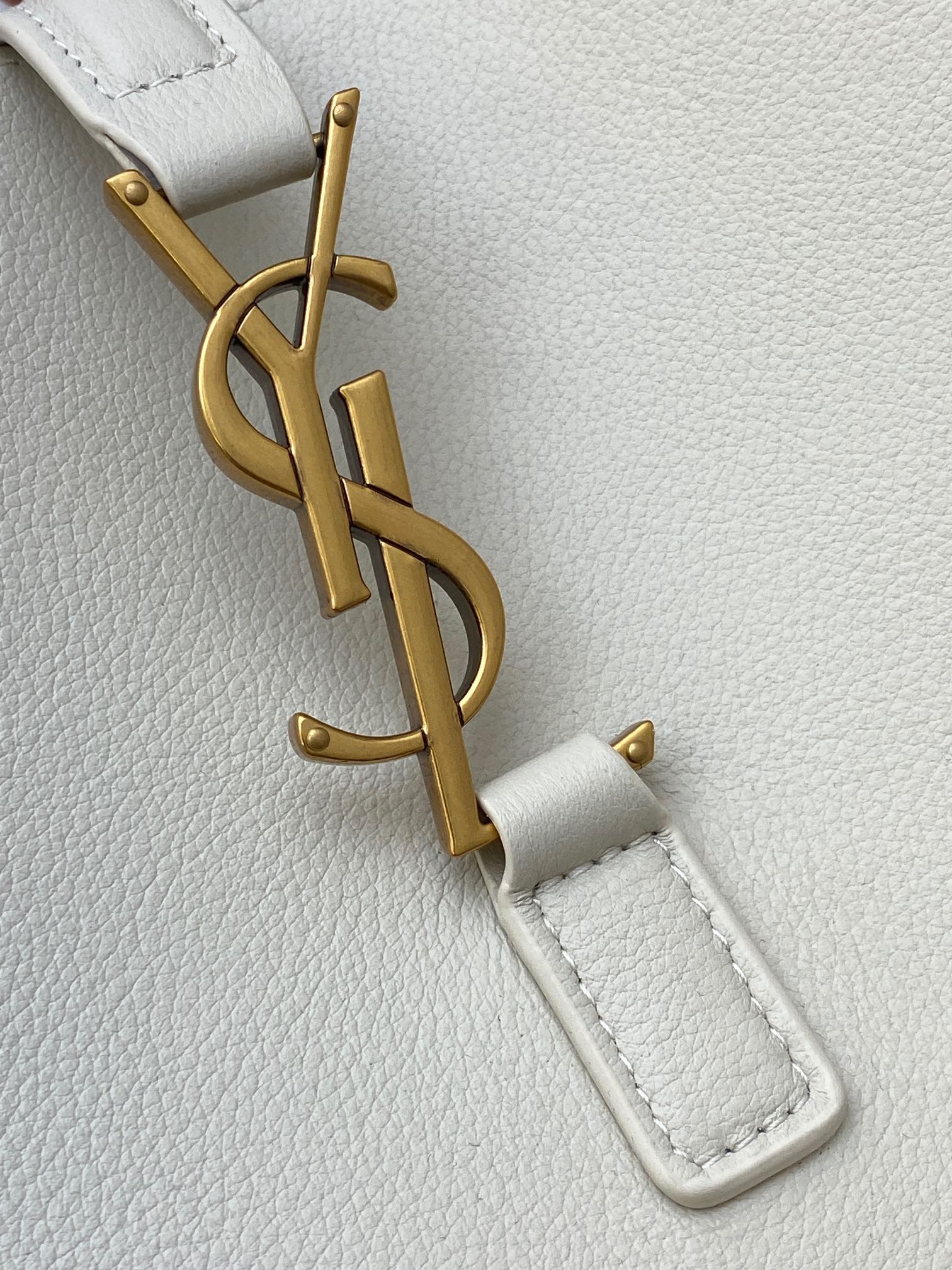 Loewe 白平纹/金 韩国 Hobo 今年火到爆炸的腋下包Y家虽迟但到 包包身轮廓简洁、立体