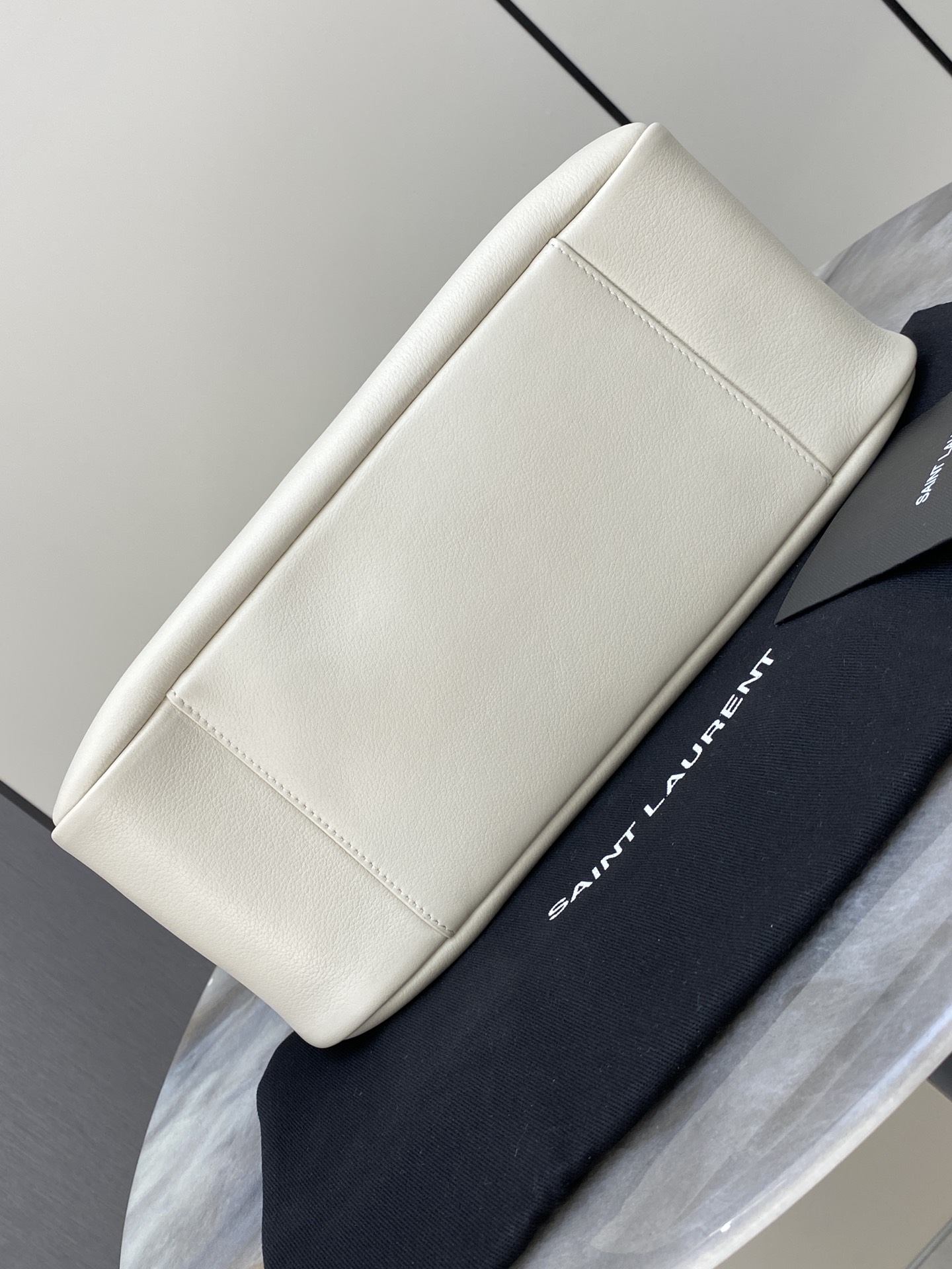 Loewe 白平纹/金 韩国 Hobo 今年火到爆炸的腋下包Y家虽迟但到 包包身轮廓简洁、立体
