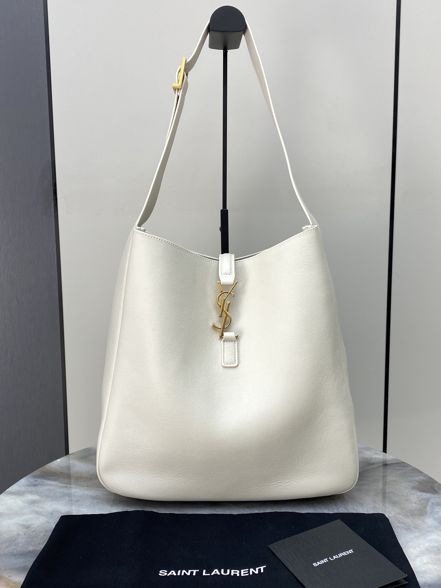Loewe 白平纹/金 韩国 Hobo 今年火到爆炸的腋下包Y家虽迟但到 包包身轮廓简洁、立体