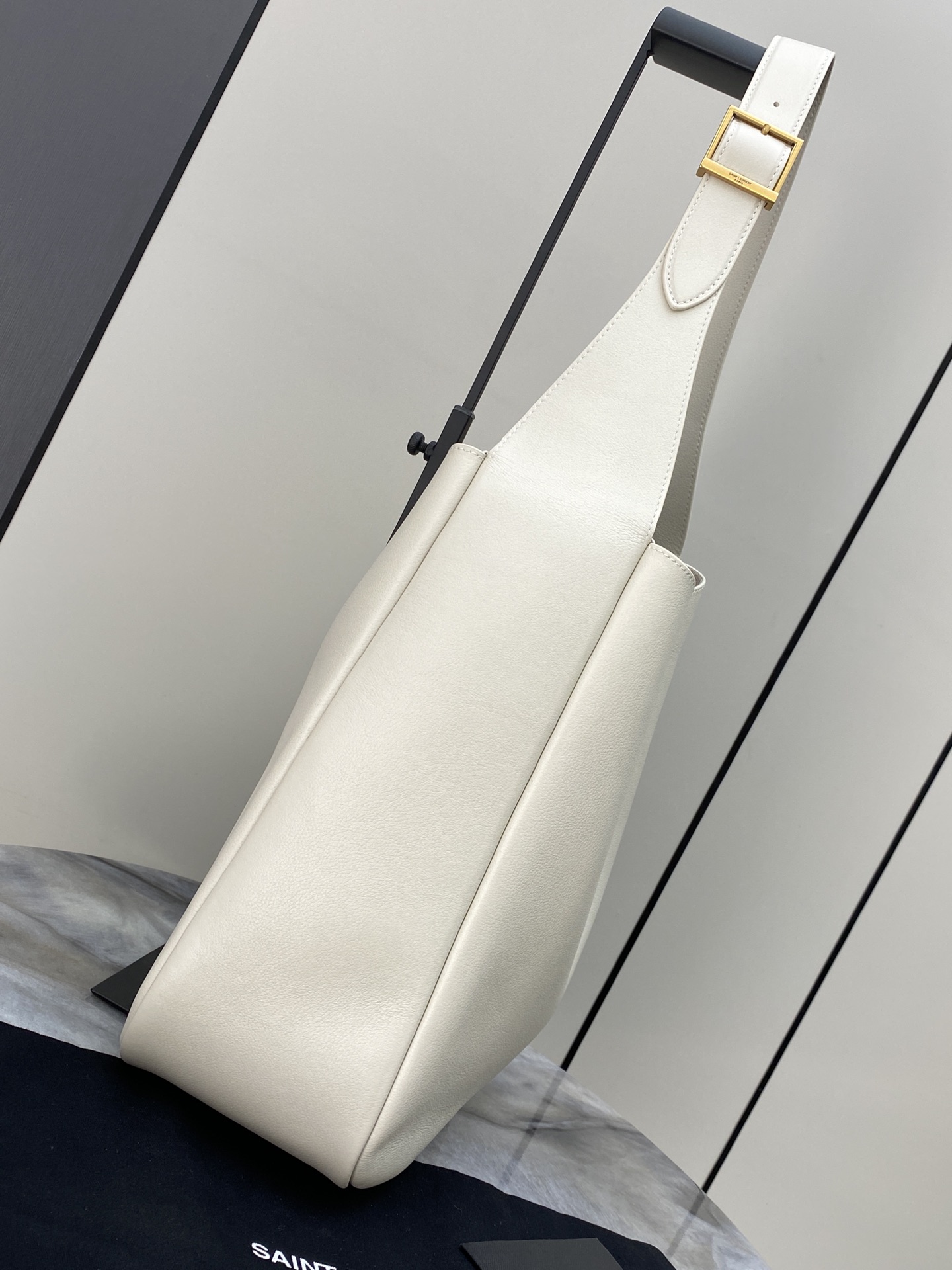 Loewe 白平纹/金 韩国 Hobo 今年火到爆炸的腋下包Y家虽迟但到 包包身轮廓简洁、立体