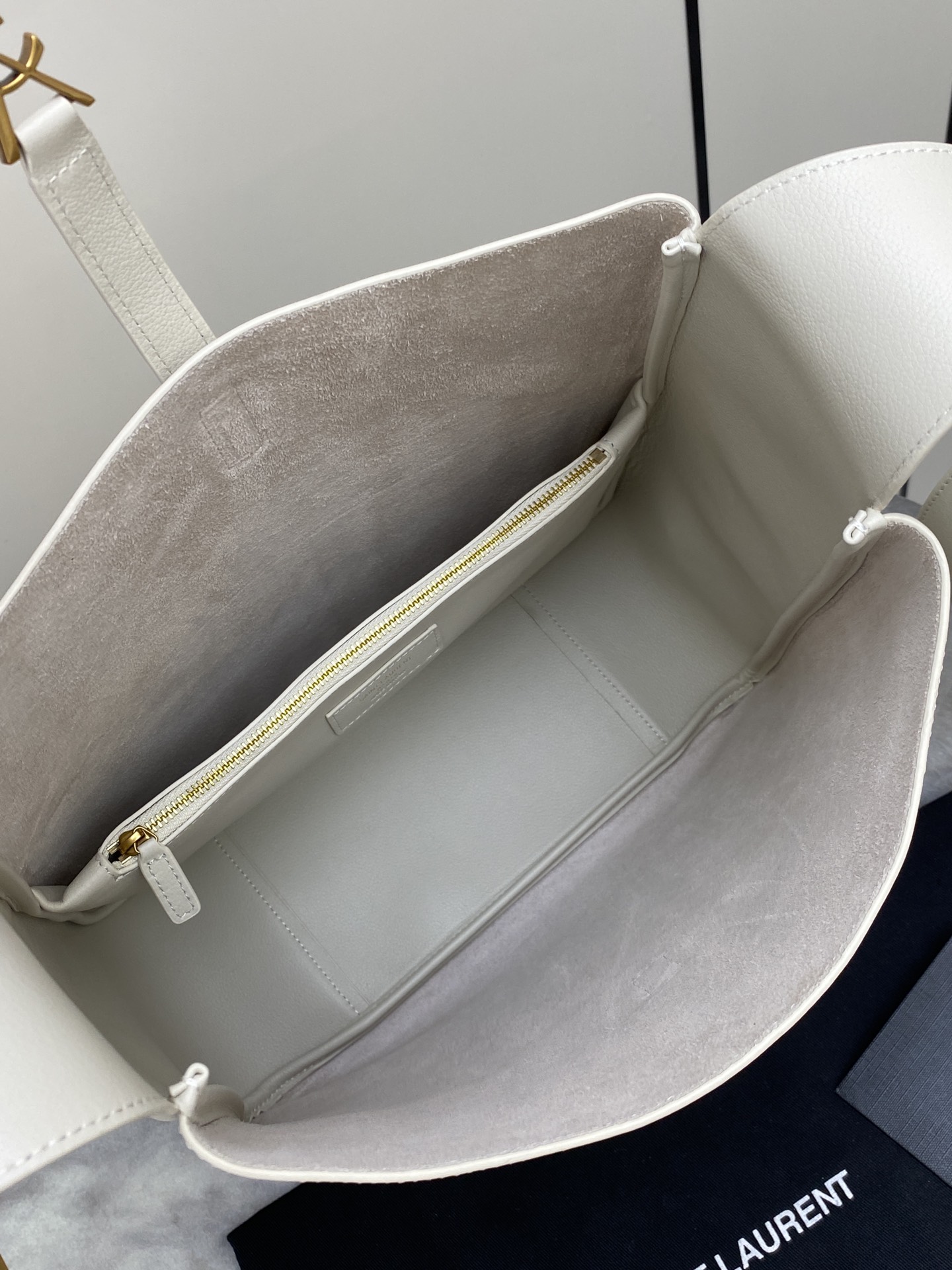 Loewe 白平纹/金 韩国 Hobo 今年火到爆炸的腋下包Y家虽迟但到 包包身轮廓简洁、立体