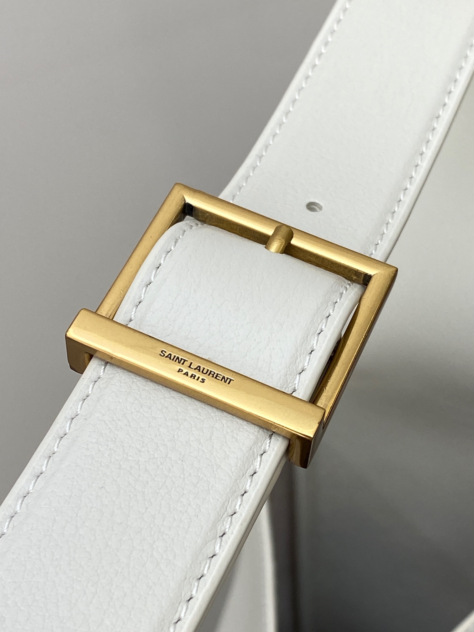 Loewe 白平纹/金 韩国 Hobo 今年火到爆炸的腋下包Y家虽迟但到 包包身轮廓简洁、立体