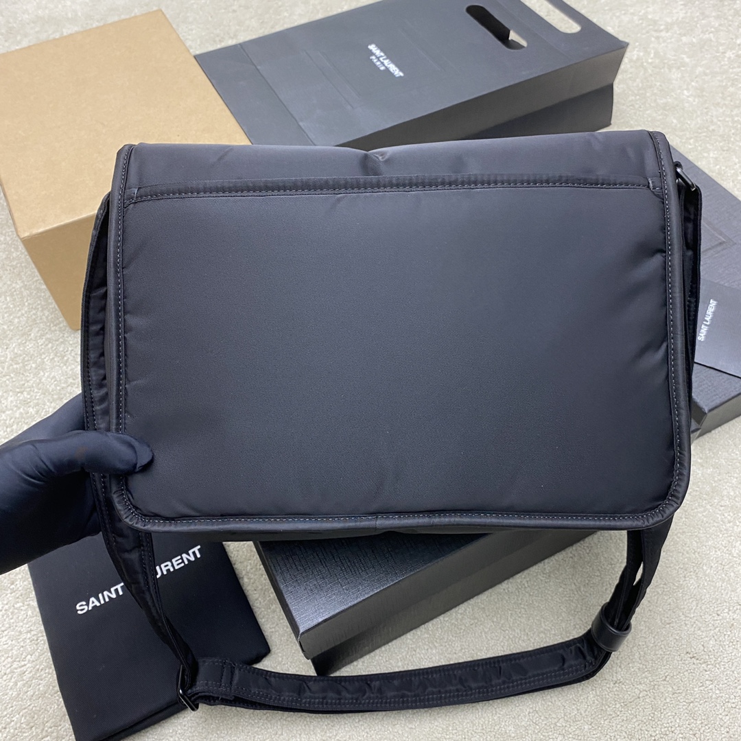 Saint Laurent 降落伞布黑/黑枪 、精品专供 尼龙材质包袋搭配