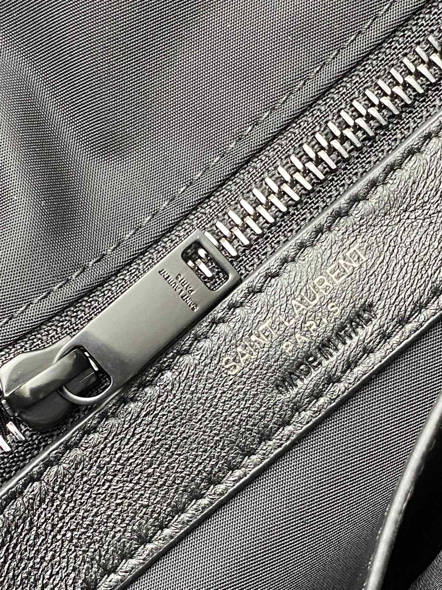 Saint Laurent 降落伞布黑/黑枪 、精品专供 尼龙材质包袋搭配