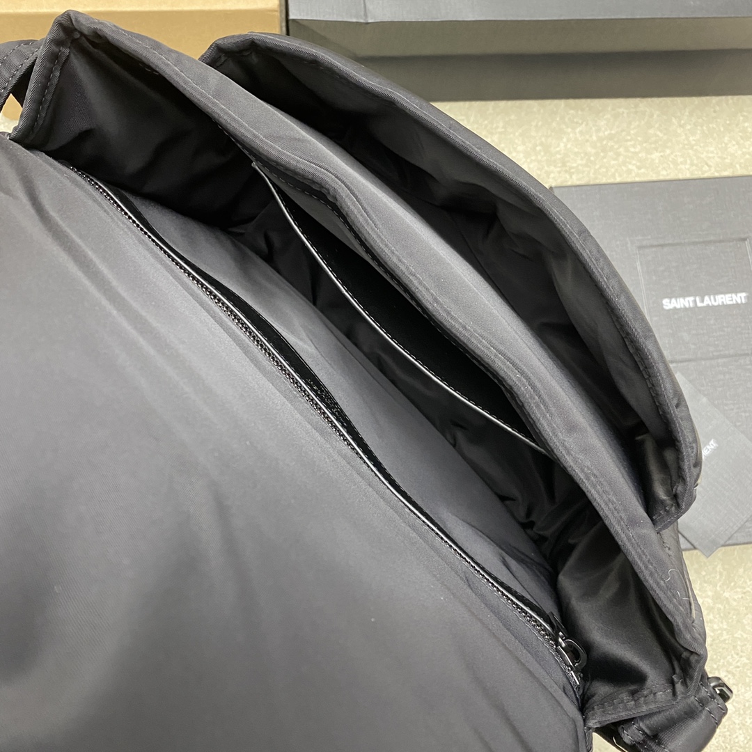 Saint Laurent 降落伞布黑/黑枪 、精品专供 尼龙材质包袋搭配