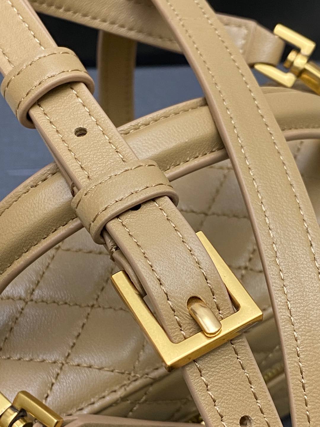 Saint Laurent Mini Vanity Bag in Quilted Lambskin Leather - Top Handle Satchel 8 i1736245568285 194 0 6