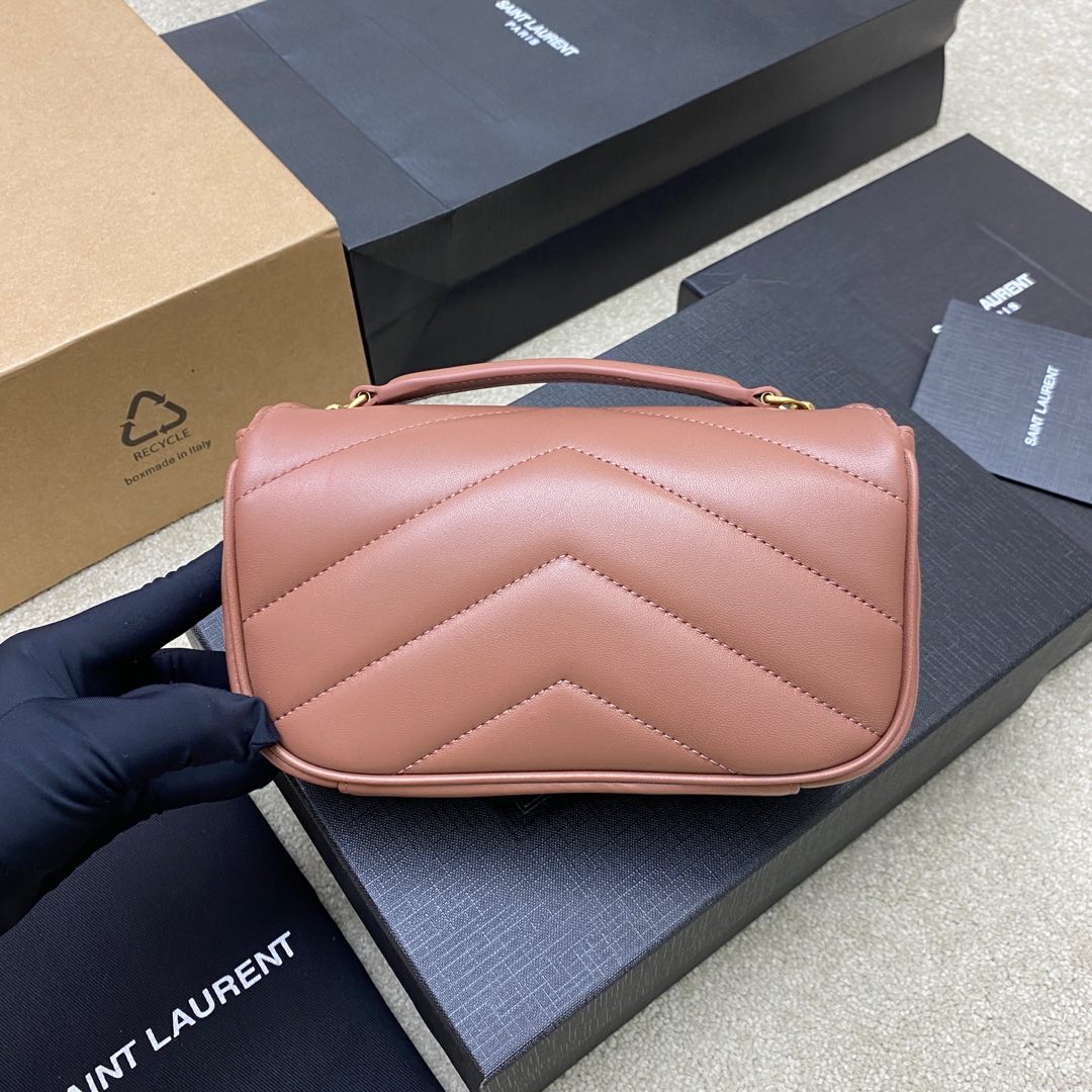 P¥580👉玫瑰沙羊皮/古金❗❗原厂皮、精品专供❗❗
🌈25早春新款LouLou迷你,质感细腻高级!羊皮手感柔柔软软的,新版羊皮很有光泽感、配有可拆卸卡包。搭配滑动式链条。双链条设计,多种背携方式,可以根据自己的需求来选择。新版羊皮另外做了涂层处理,不仅更耐用,更有光泽感,显的整个包都格外精致,美丽!时髦女孩必备单品👑
型号:821749【原厂皮】
尺寸:20x12x6cm