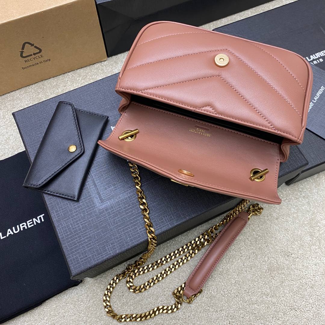 P¥580👉玫瑰沙羊皮/古金❗❗原厂皮、精品专供❗❗
🌈25早春新款LouLou迷你,质感细腻高级!羊皮手感柔柔软软的,新版羊皮很有光泽感、配有可拆卸卡包。搭配滑动式链条。双链条设计,多种背携方式,可以根据自己的需求来选择。新版羊皮另外做了涂层处理,不仅更耐用,更有光泽感,显的整个包都格外精致,美丽!时髦女孩必备单品👑
型号:821749【原厂皮】
尺寸:20x12x6cm