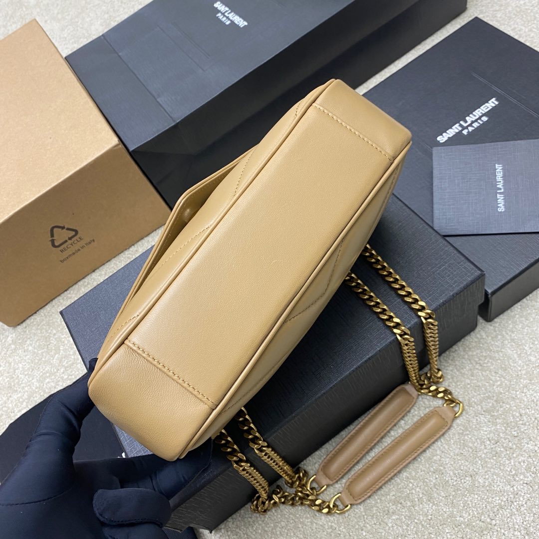 P¥660👉杏羊皮/古金❗❗原厂皮、精品专供❗❗
🌈25早春新款LouLou小号,质感细腻高级!羊皮手感柔柔软软的,新版羊皮很有光泽感、配有可拆卸卡包。搭配滑动式链条。双链条设计,多种背携方式,可以根据自己的需求来选择。新版羊皮另外做了涂层处理,不仅更耐用,更有光泽感,显的整个包都格外精致,美丽!时髦女孩必备单品👑
型号:801437【原厂皮】
尺寸:24x14x7cm