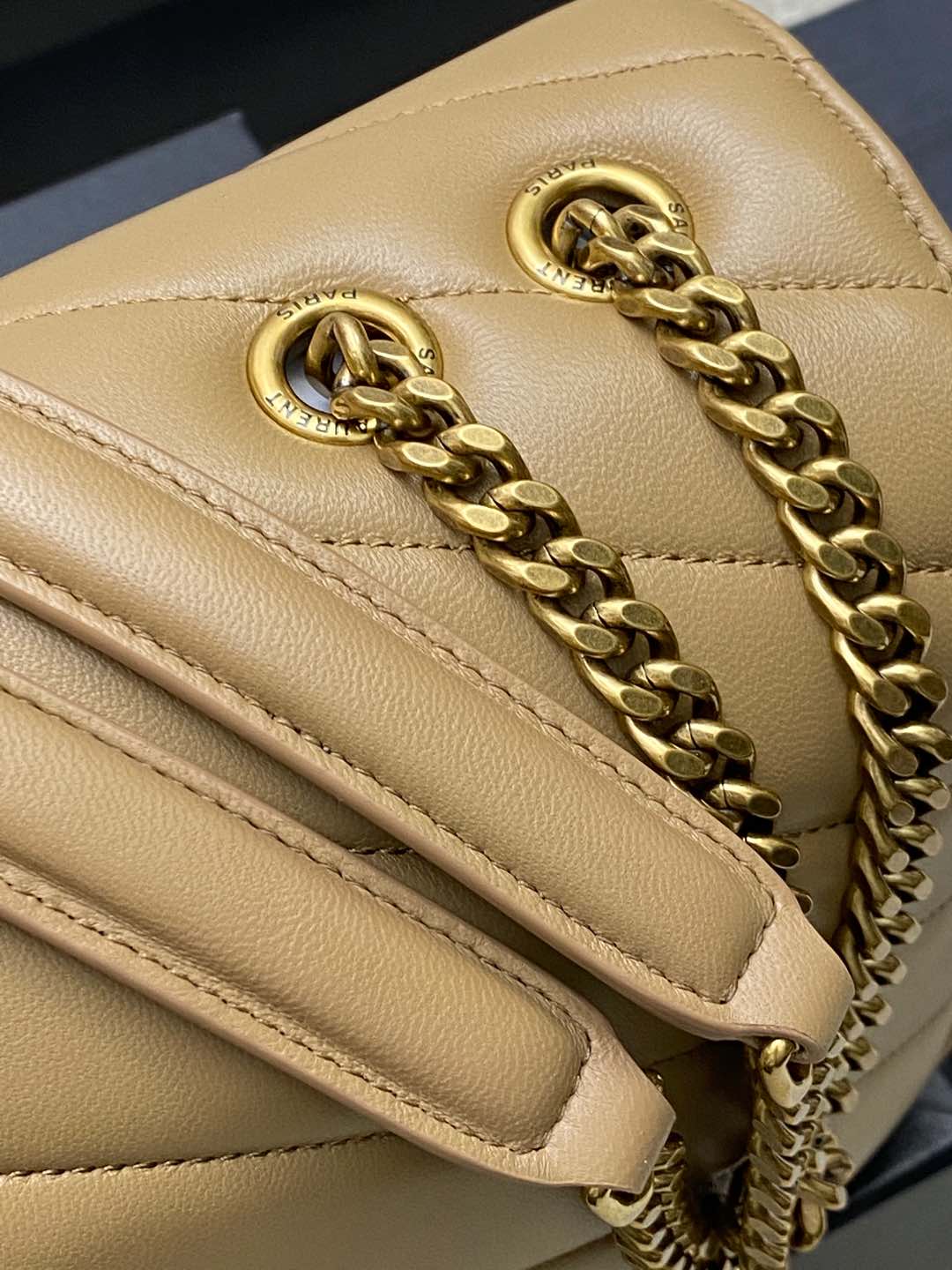 P¥720👉杏羊皮/古金❗❗原厂皮、精品专供❗❗
🌈25早春新款LouLou中号,质感细腻高级!羊皮手感柔柔软软的,新版羊皮很有光泽感、配有可拆卸卡包。搭配滑动式链条。双链条设计,多种背携方式,可以根据自己的需求来选择。新版羊皮另外做了涂层处理,不仅更耐用,更有光泽感,显的整个包都格外精致,美丽!时髦女孩必备单品👑
型号:801439【原厂皮】
尺寸:29×17×8cm
