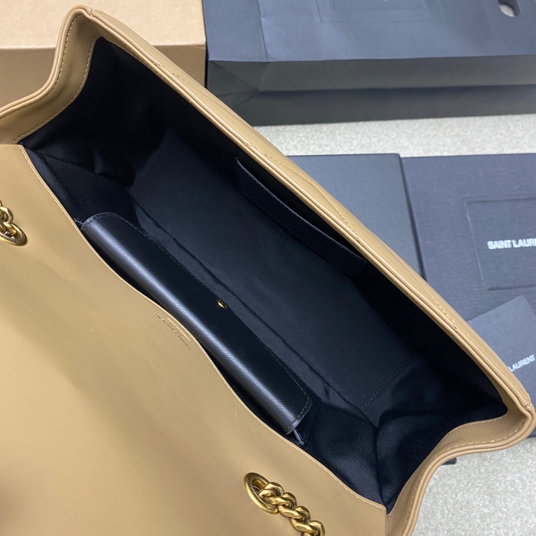 P¥720👉杏羊皮/古金❗❗原厂皮、精品专供❗❗
🌈25早春新款LouLou中号,质感细腻高级!羊皮手感柔柔软软的,新版羊皮很有光泽感、配有可拆卸卡包。搭配滑动式链条。双链条设计,多种背携方式,可以根据自己的需求来选择。新版羊皮另外做了涂层处理,不仅更耐用,更有光泽感,显的整个包都格外精致,美丽!时髦女孩必备单品👑
型号:801439【原厂皮】
尺寸:29×17×8cm