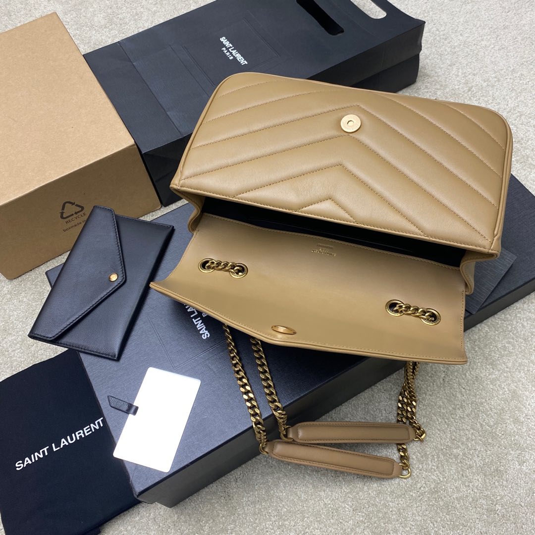 P¥720👉杏羊皮/古金❗❗原厂皮、精品专供❗❗
🌈25早春新款LouLou中号,质感细腻高级!羊皮手感柔柔软软的,新版羊皮很有光泽感、配有可拆卸卡包。搭配滑动式链条。双链条设计,多种背携方式,可以根据自己的需求来选择。新版羊皮另外做了涂层处理,不仅更耐用,更有光泽感,显的整个包都格外精致,美丽!时髦女孩必备单品👑
型号:801439【原厂皮】
尺寸:29×17×8cm