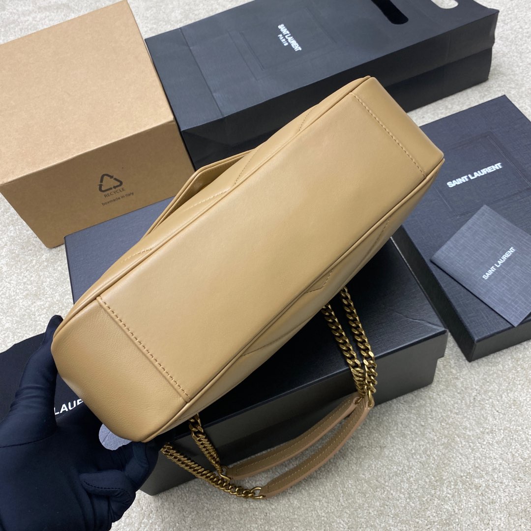 P¥720👉杏羊皮/古金❗❗原厂皮、精品专供❗❗
🌈25早春新款LouLou中号,质感细腻高级!羊皮手感柔柔软软的,新版羊皮很有光泽感、配有可拆卸卡包。搭配滑动式链条。双链条设计,多种背携方式,可以根据自己的需求来选择。新版羊皮另外做了涂层处理,不仅更耐用,更有光泽感,显的整个包都格外精致,美丽!时髦女孩必备单品👑
型号:801439【原厂皮】
尺寸:29×17×8cm