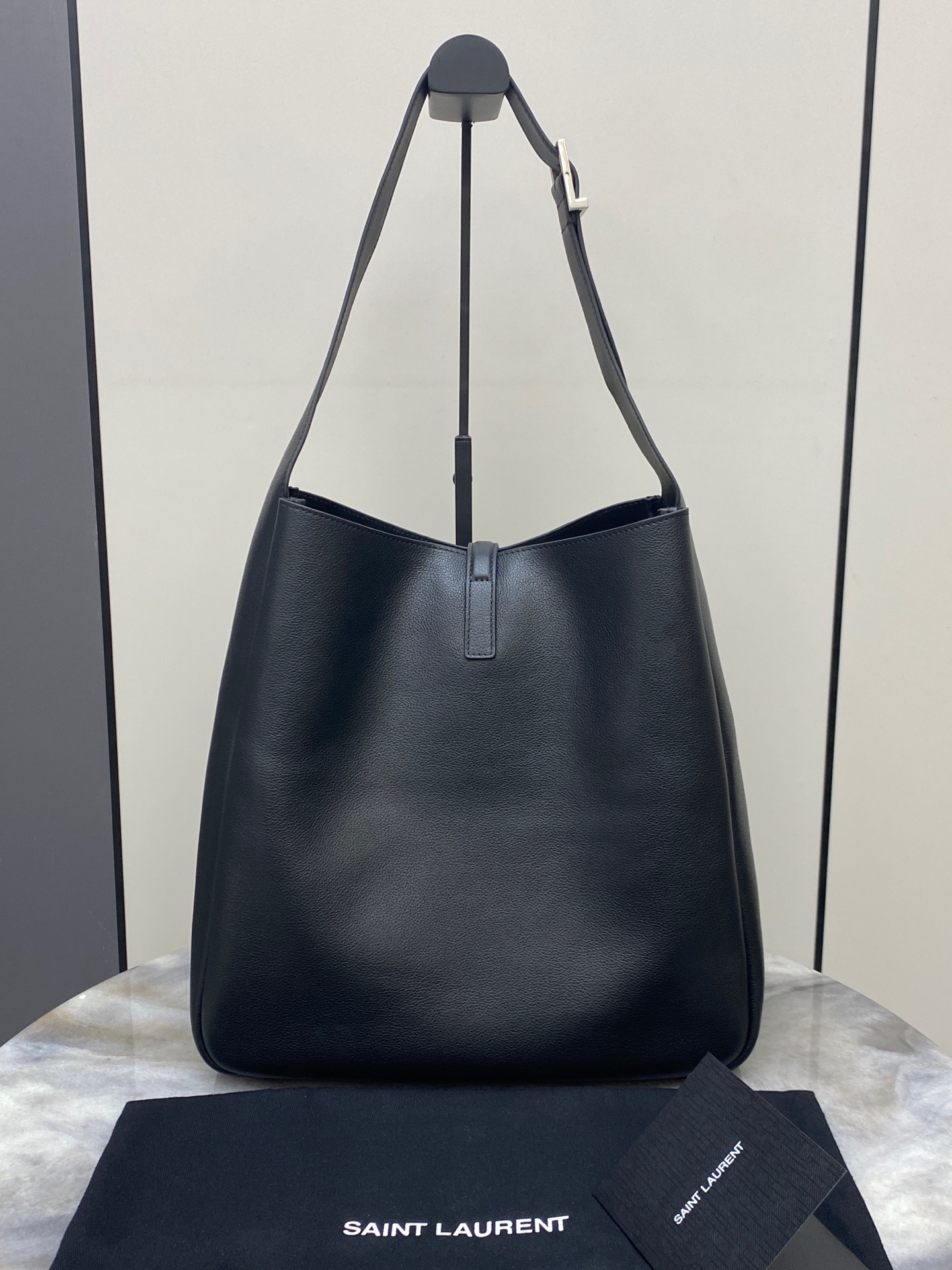 Saint Laurent 黑平纹/银 韩国 Hobo 今年火到爆炸的腋下包Y家虽迟但到 包包身轮廓简洁、立体