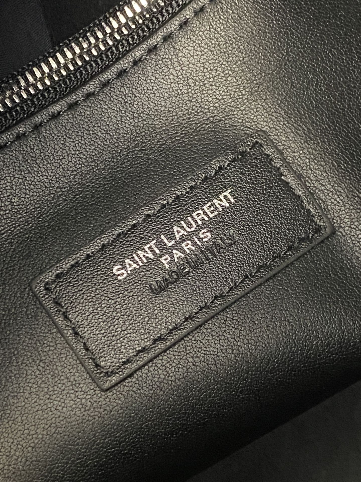 Saint Laurent 黑平纹/银 韩国 Hobo 今年火到爆炸的腋下包Y家虽迟但到 包包身轮廓简洁、立体