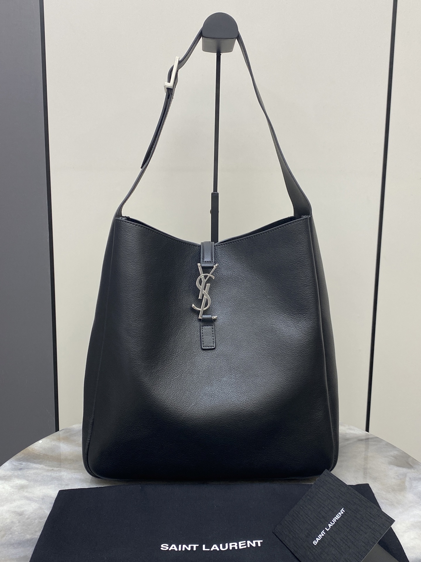 Saint Laurent 黑平纹/银 韩国 Hobo 今年火到爆炸的腋下包Y家虽迟但到 包包身轮廓简洁、立体
