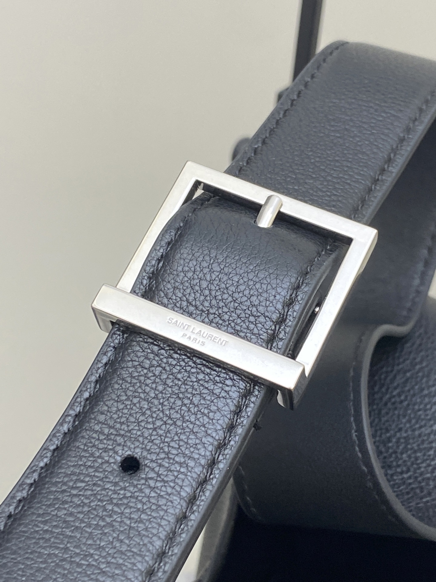 Saint Laurent 黑平纹/银 韩国 Hobo 今年火到爆炸的腋下包Y家虽迟但到 包包身轮廓简洁、立体