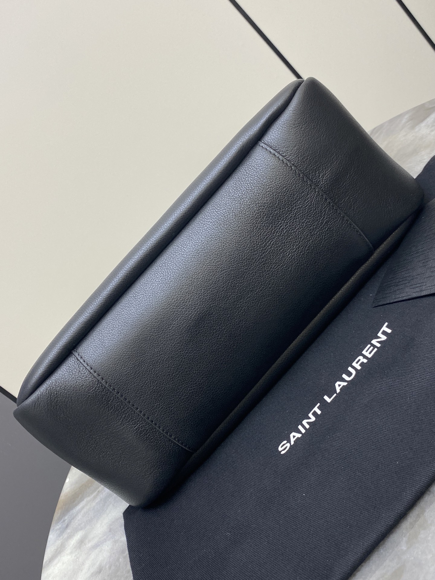 Saint Laurent 黑平纹/银 韩国 Hobo 今年火到爆炸的腋下包Y家虽迟但到 包包身轮廓简洁、立体