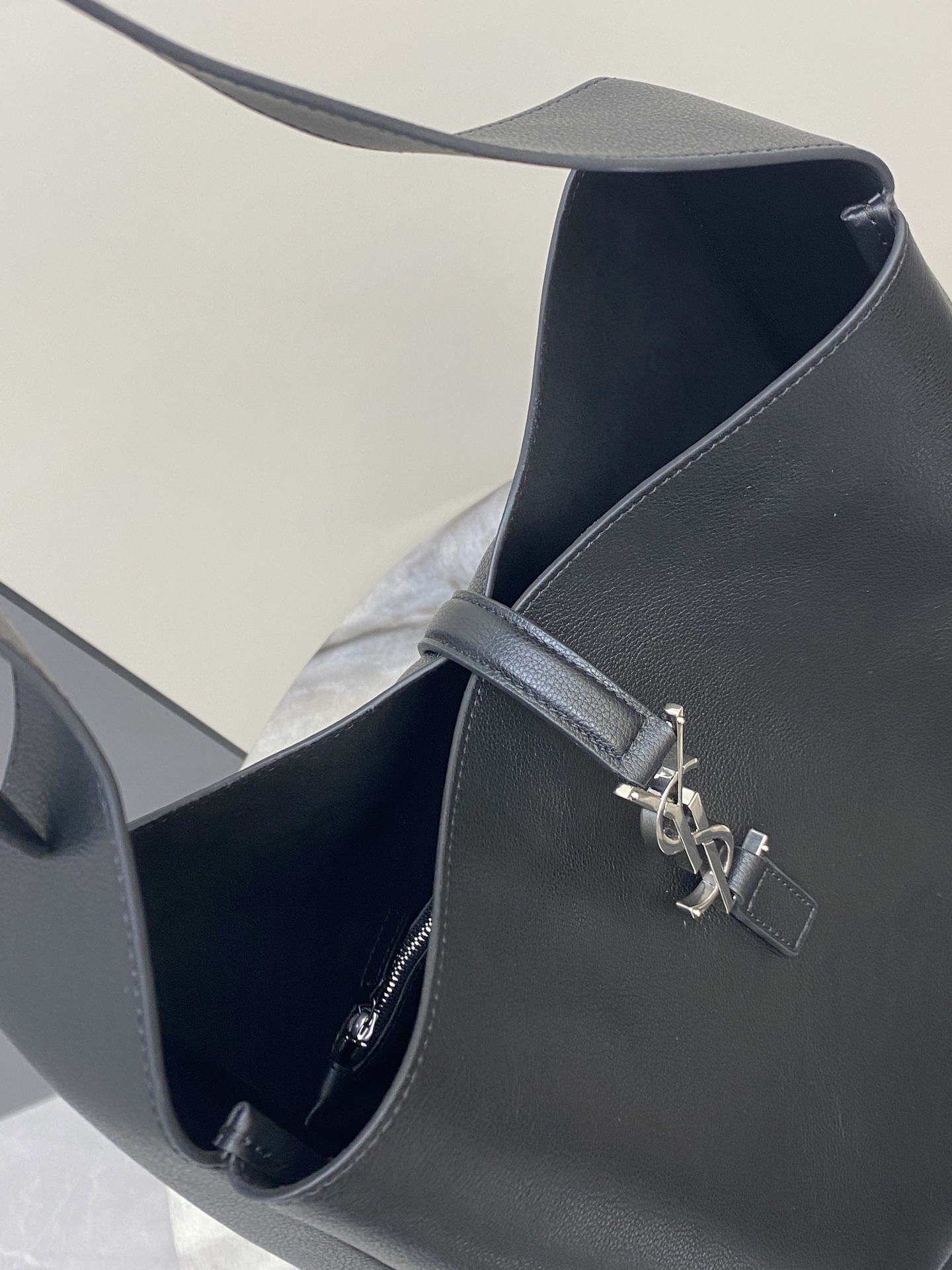 Saint Laurent 黑平纹/银 韩国 Hobo 今年火到爆炸的腋下包Y家虽迟但到 包包身轮廓简洁、立体