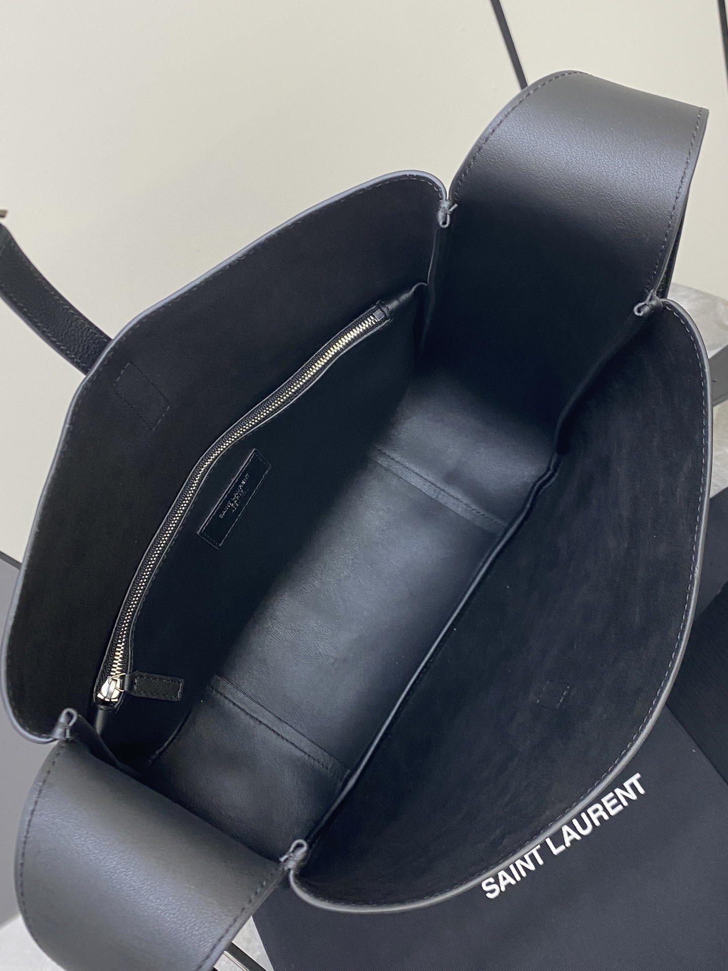 Saint Laurent 黑平纹/银 韩国 Hobo 今年火到爆炸的腋下包Y家虽迟但到 包包身轮廓简洁、立体