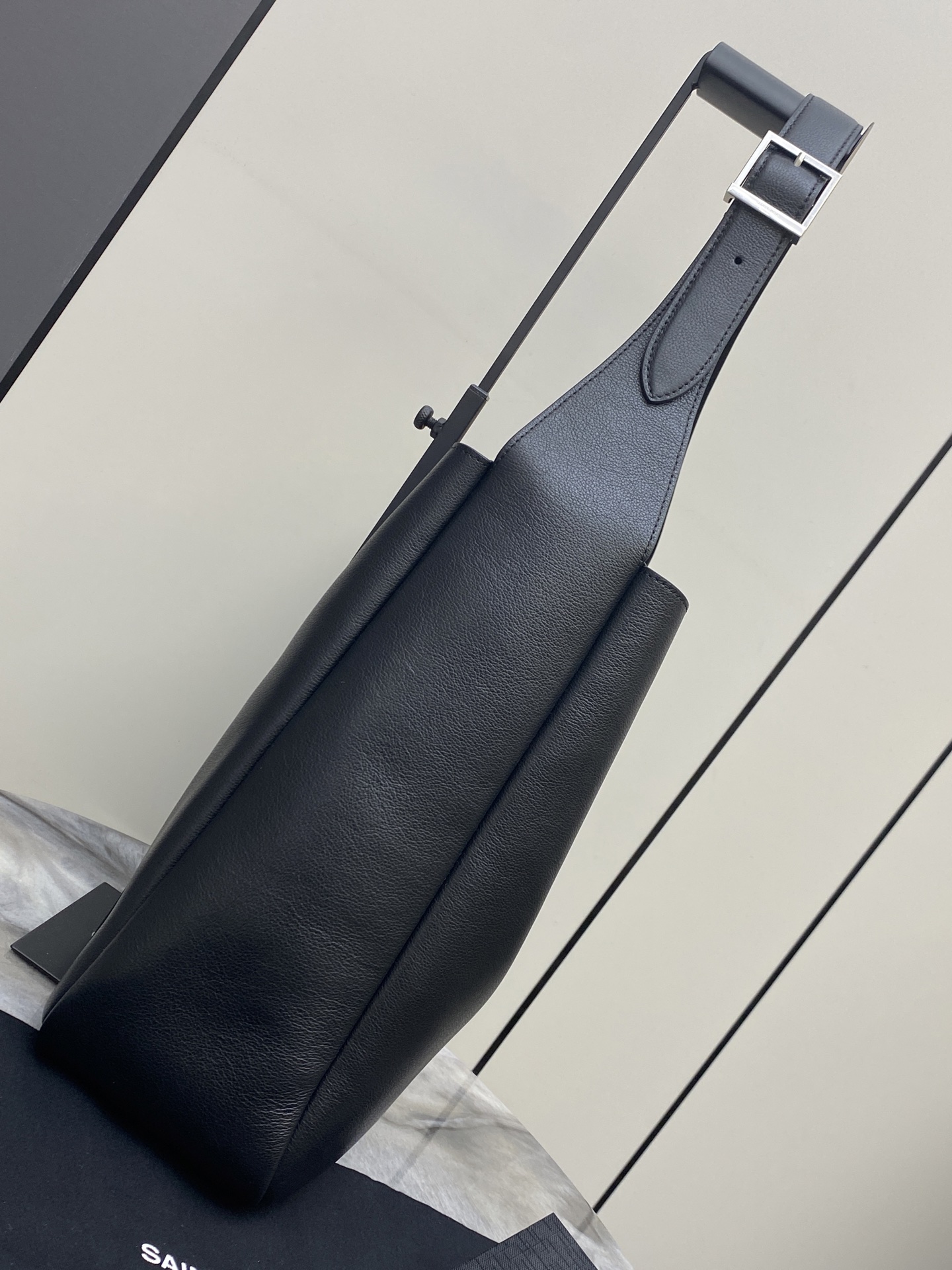 Saint Laurent 黑平纹/银 韩国 Hobo 今年火到爆炸的腋下包Y家虽迟但到 包包身轮廓简洁、立体