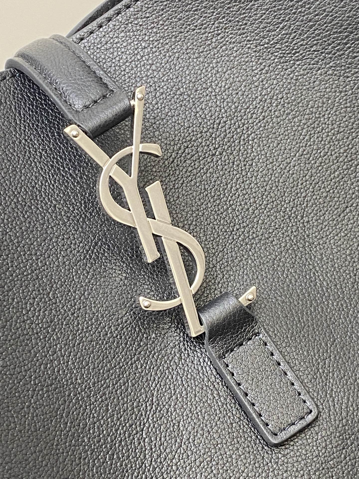 Saint Laurent 黑平纹/银 韩国 Hobo 今年火到爆炸的腋下包Y家虽迟但到 包包身轮廓简洁、立体