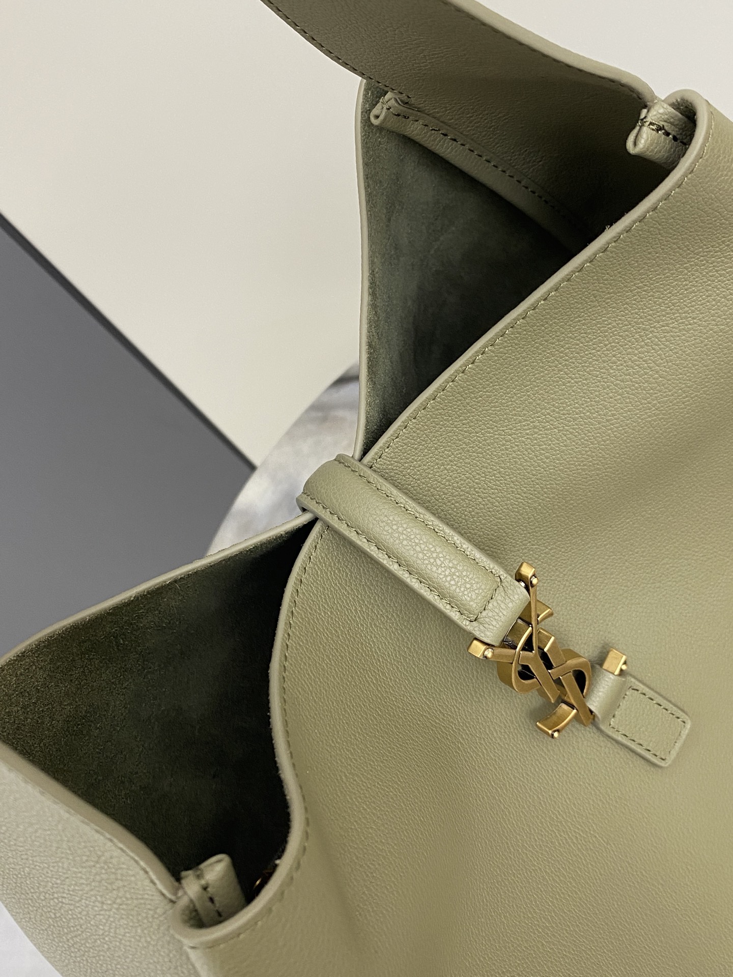 Gucci 苔藓绿平纹/金 韩国 Hobo 今年火到爆炸的腋下包Y家虽迟但到 包包身轮廓简洁、立体