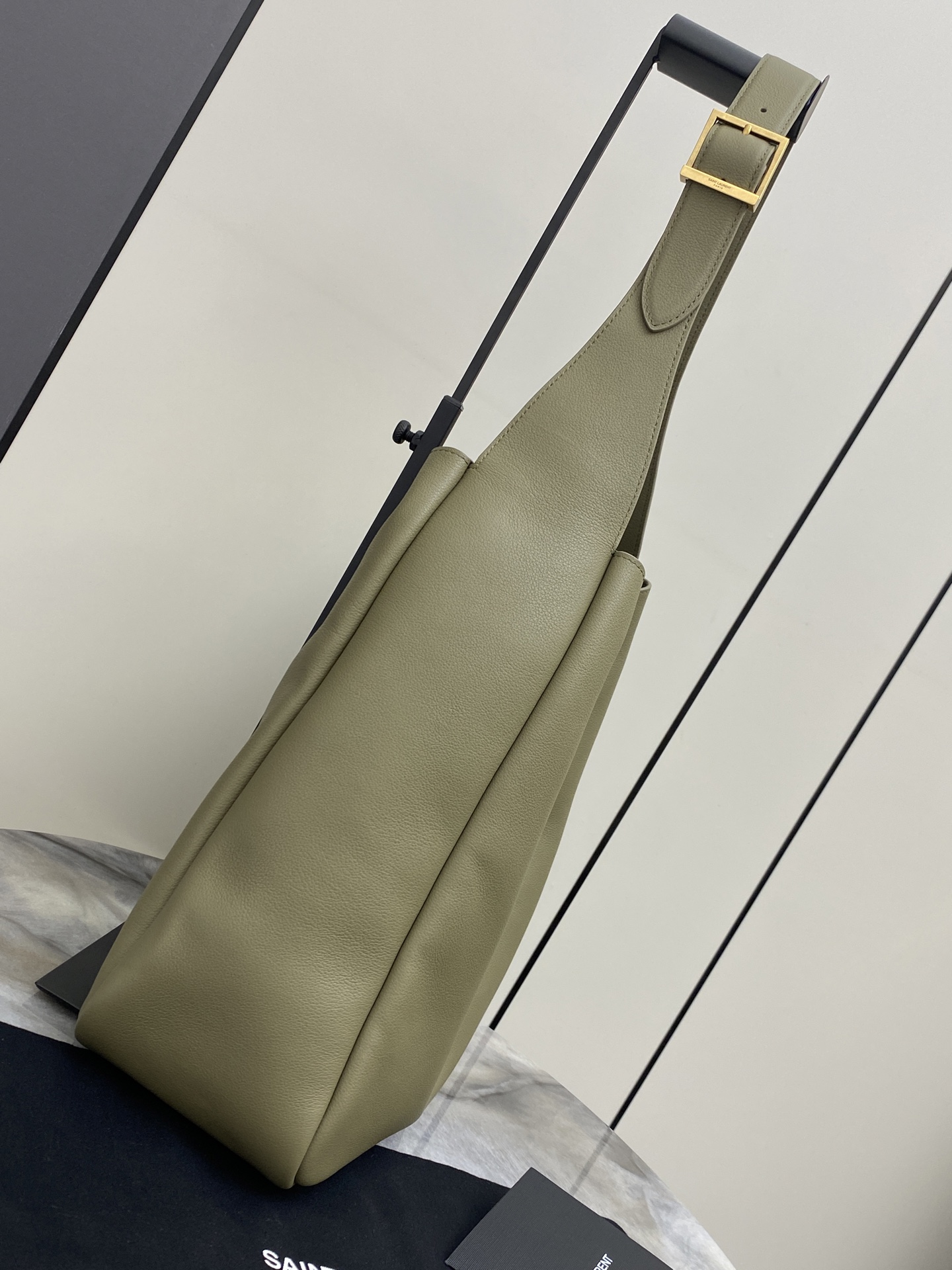 Gucci 苔藓绿平纹/金 韩国 Hobo 今年火到爆炸的腋下包Y家虽迟但到 包包身轮廓简洁、立体