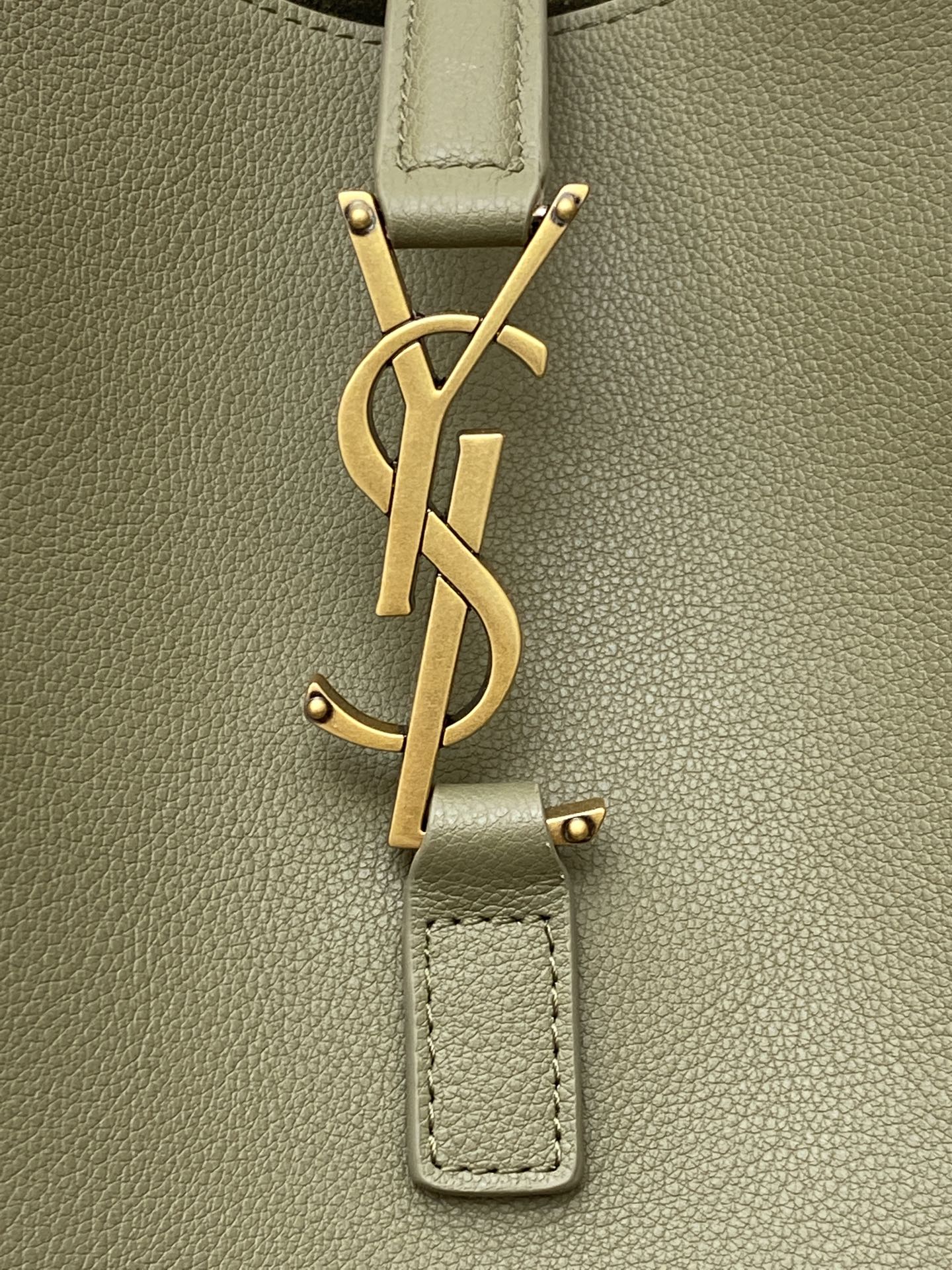 Gucci 苔藓绿平纹/金 韩国 Hobo 今年火到爆炸的腋下包Y家虽迟但到 包包身轮廓简洁、立体
