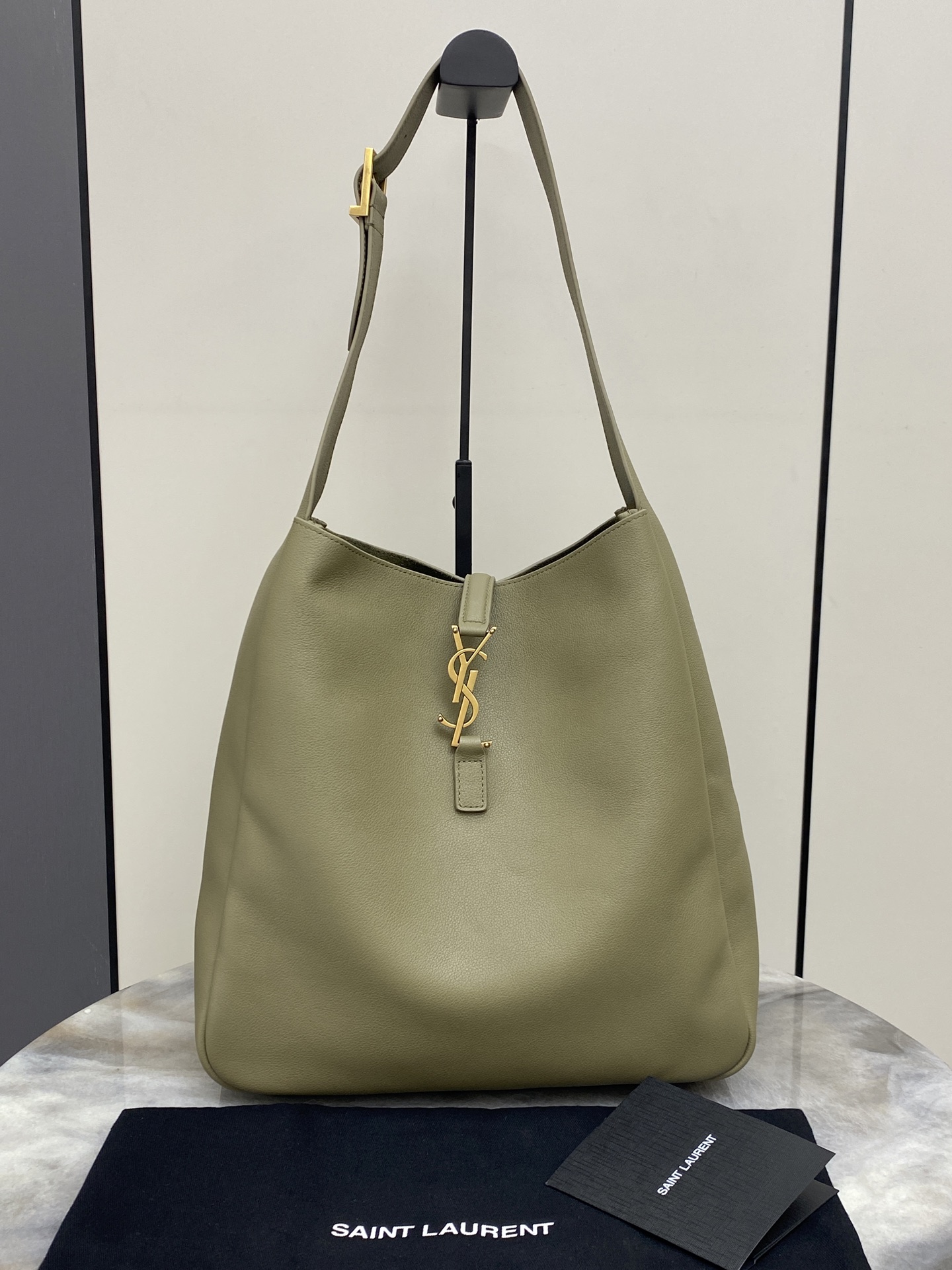 Gucci 苔藓绿平纹/金 韩国 Hobo 今年火到爆炸的腋下包Y家虽迟但到 包包身轮廓简洁、立体