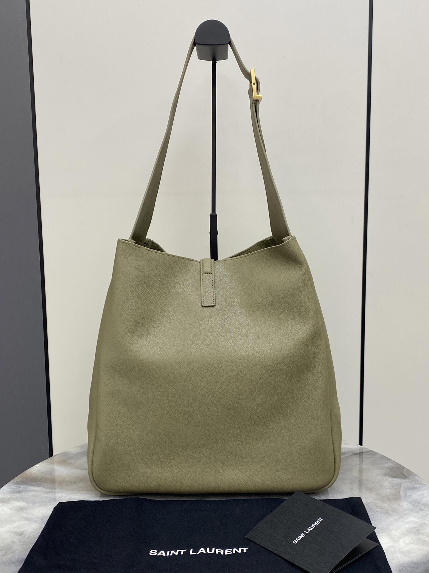 Gucci 苔藓绿平纹/金 韩国 Hobo 今年火到爆炸的腋下包Y家虽迟但到 包包身轮廓简洁、立体