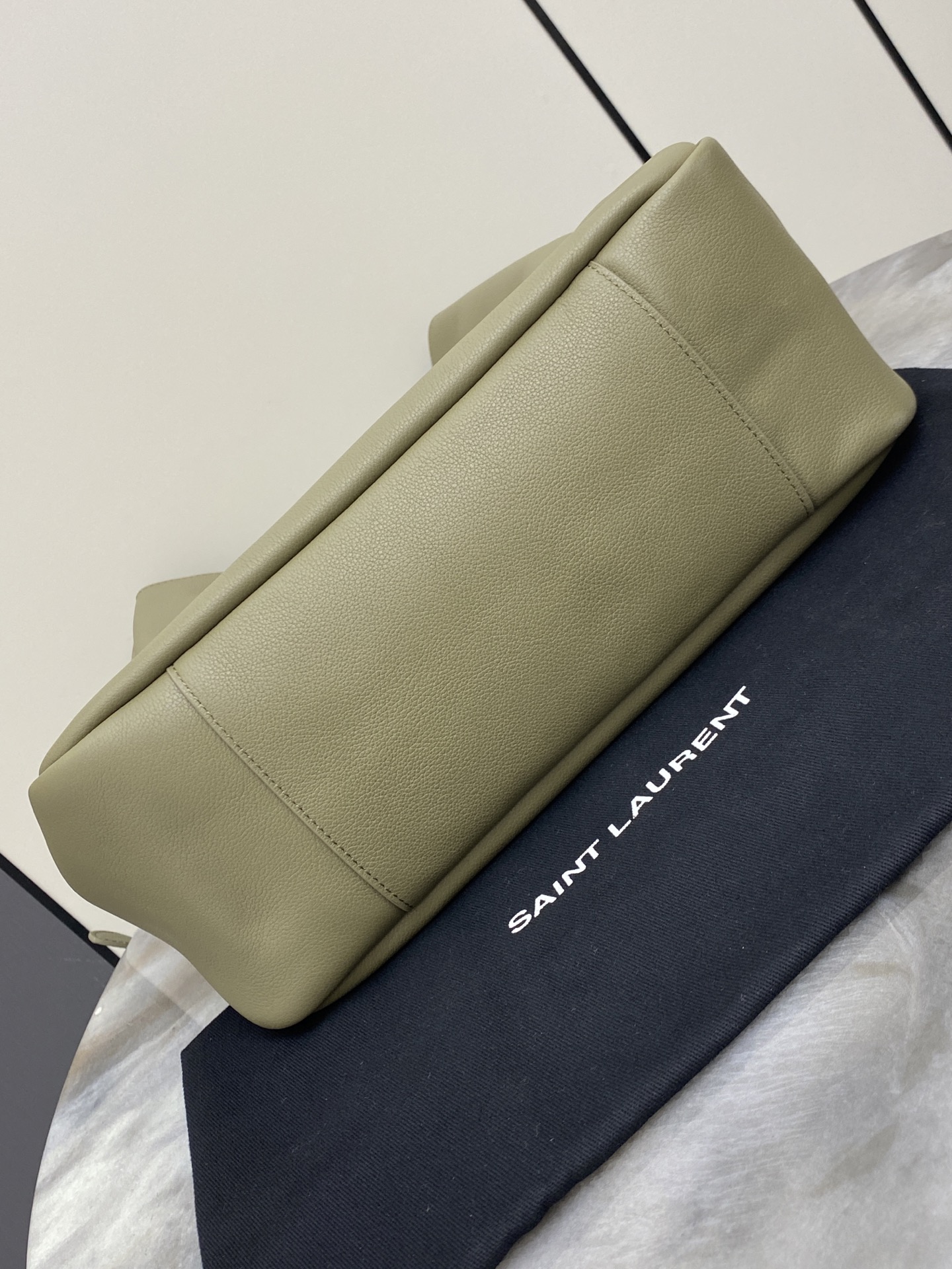 Gucci 苔藓绿平纹/金 韩国 Hobo 今年火到爆炸的腋下包Y家虽迟但到 包包身轮廓简洁、立体