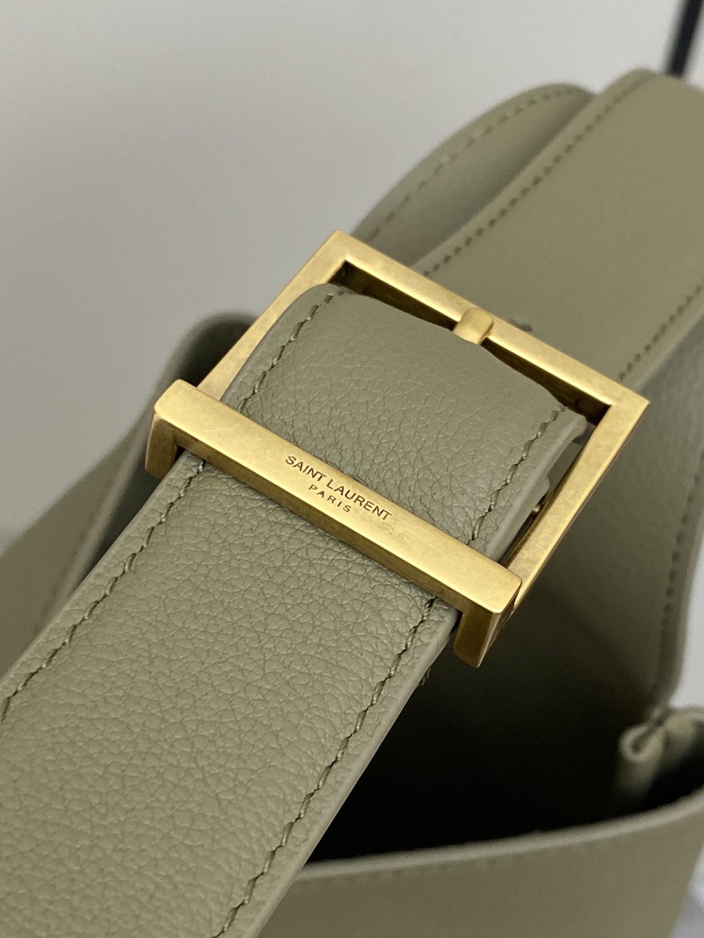 Gucci 苔藓绿平纹/金 韩国 Hobo 今年火到爆炸的腋下包Y家虽迟但到 包包身轮廓简洁、立体