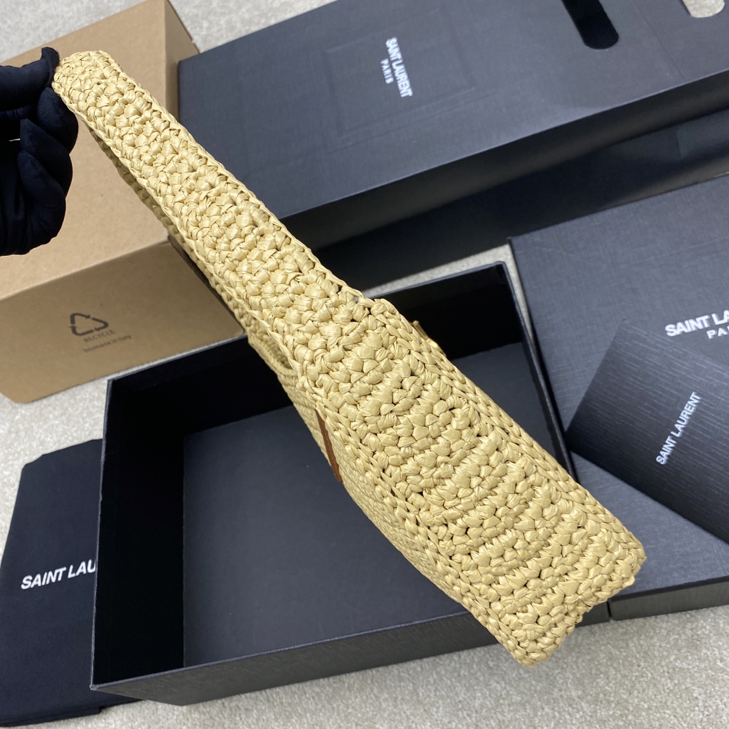 Saint Laurent 杏编织/古金 LE 5 À 7腋下编织包来la~ 极简的外形加Logo简洁唯美高级 满满的艺术气息