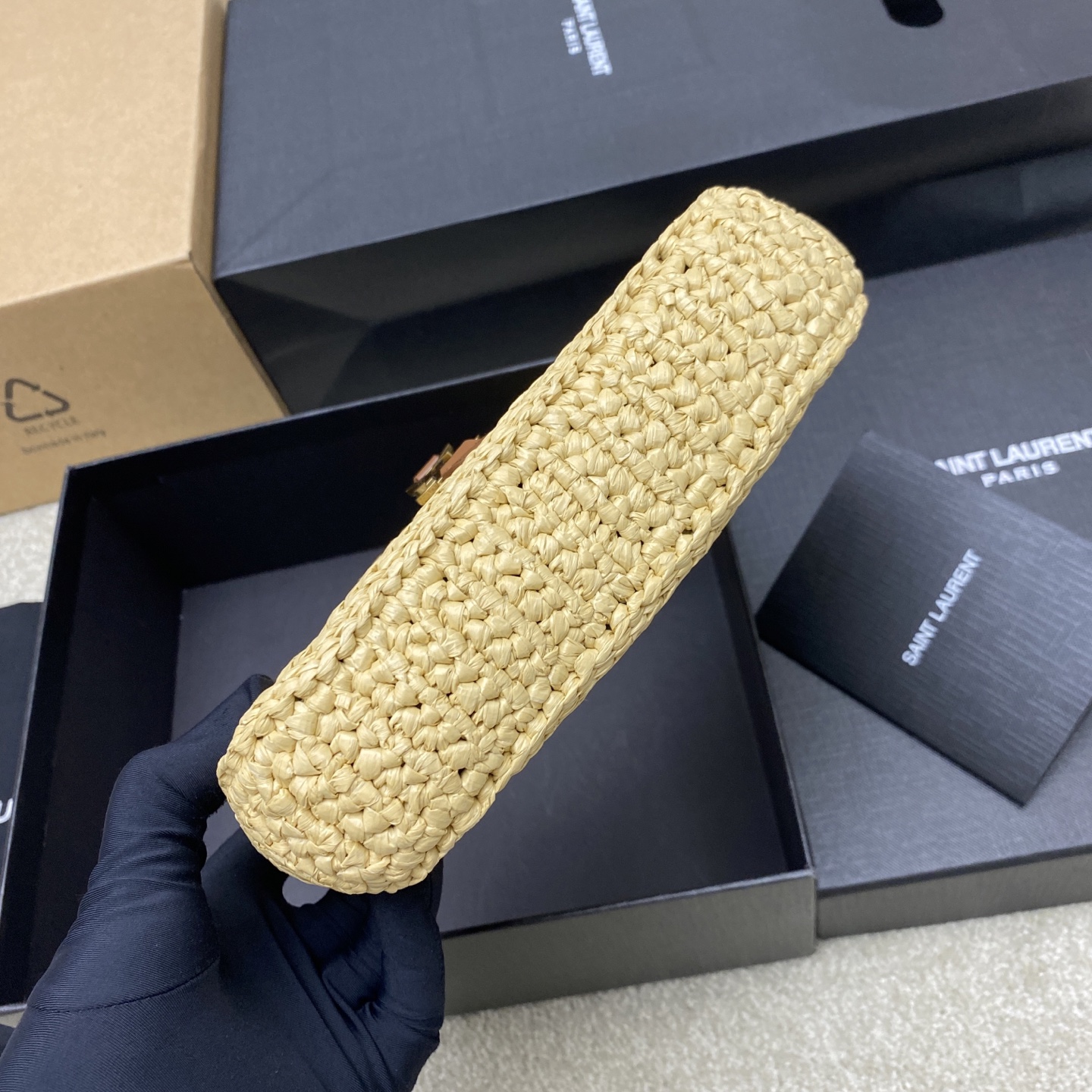 Saint Laurent LE5À7腋下编织包来la~ 极简的外形加Logo简洁唯美高级 满满的艺术气息