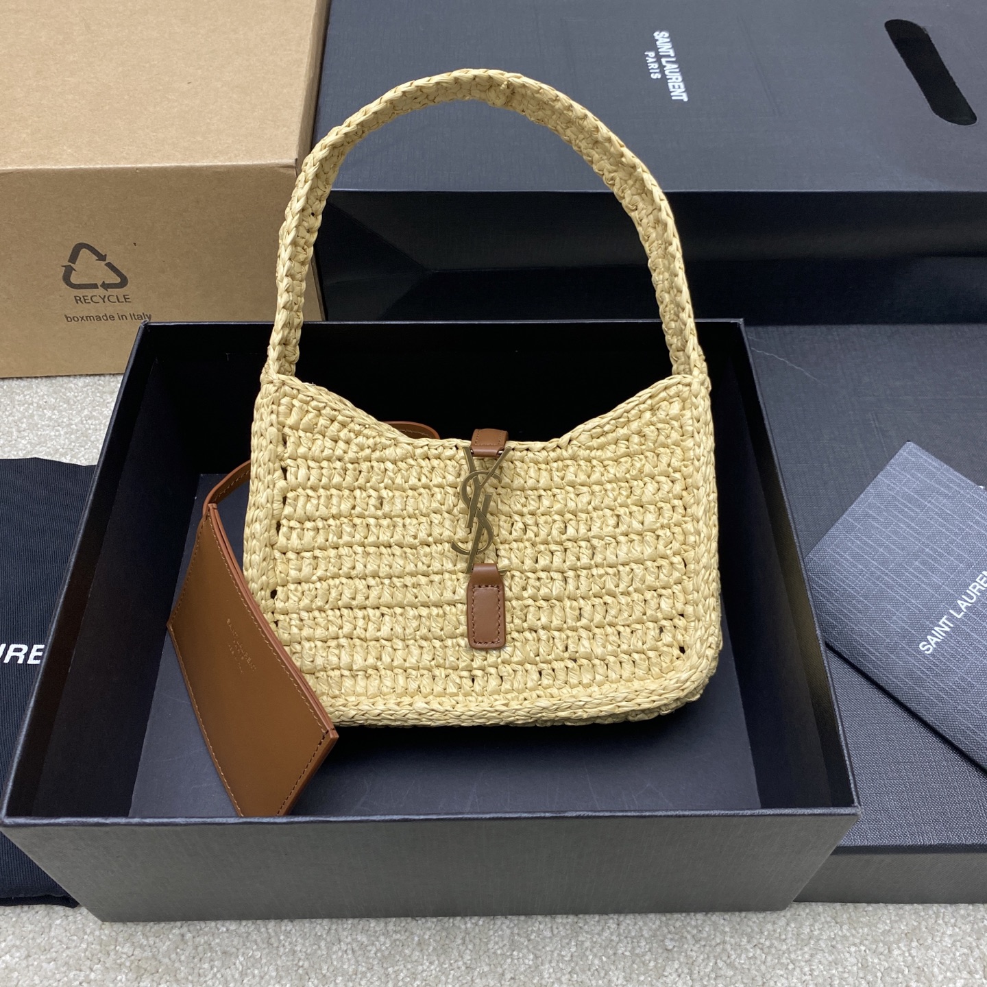 Saint Laurent LE5À7腋下编织包来la~ 极简的外形加Logo简洁唯美高级 满满的艺术气息