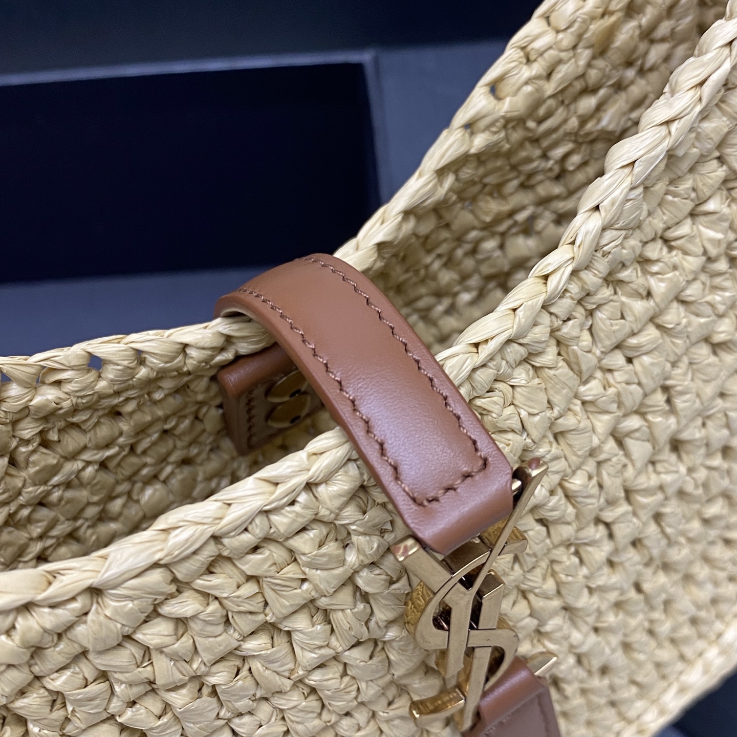 Saint Laurent LE5À7腋下编织包来la~ 极简的外形加Logo简洁唯美高级 满满的艺术气息