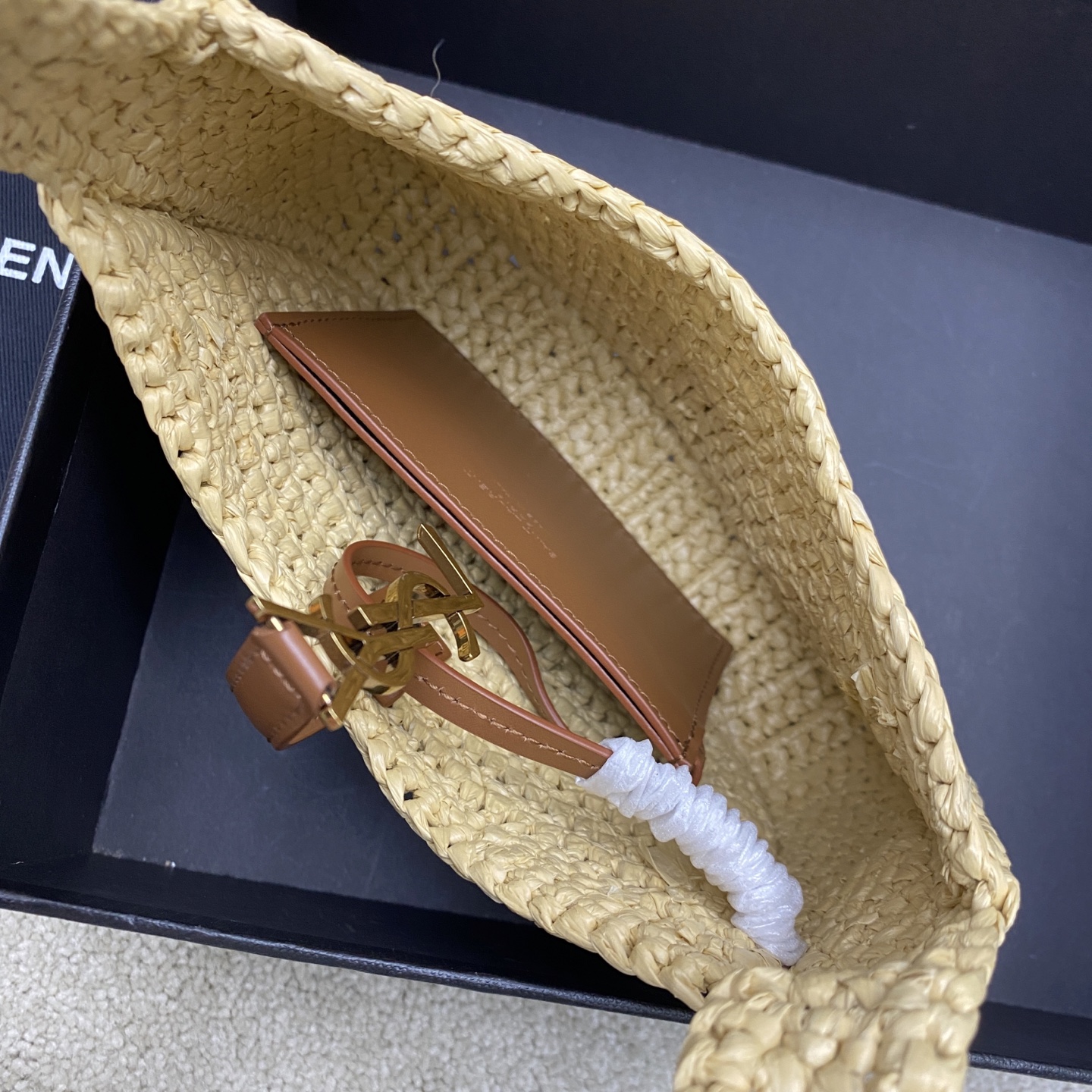 Saint Laurent LE5À7腋下编织包来la~ 极简的外形加Logo简洁唯美高级 满满的艺术气息