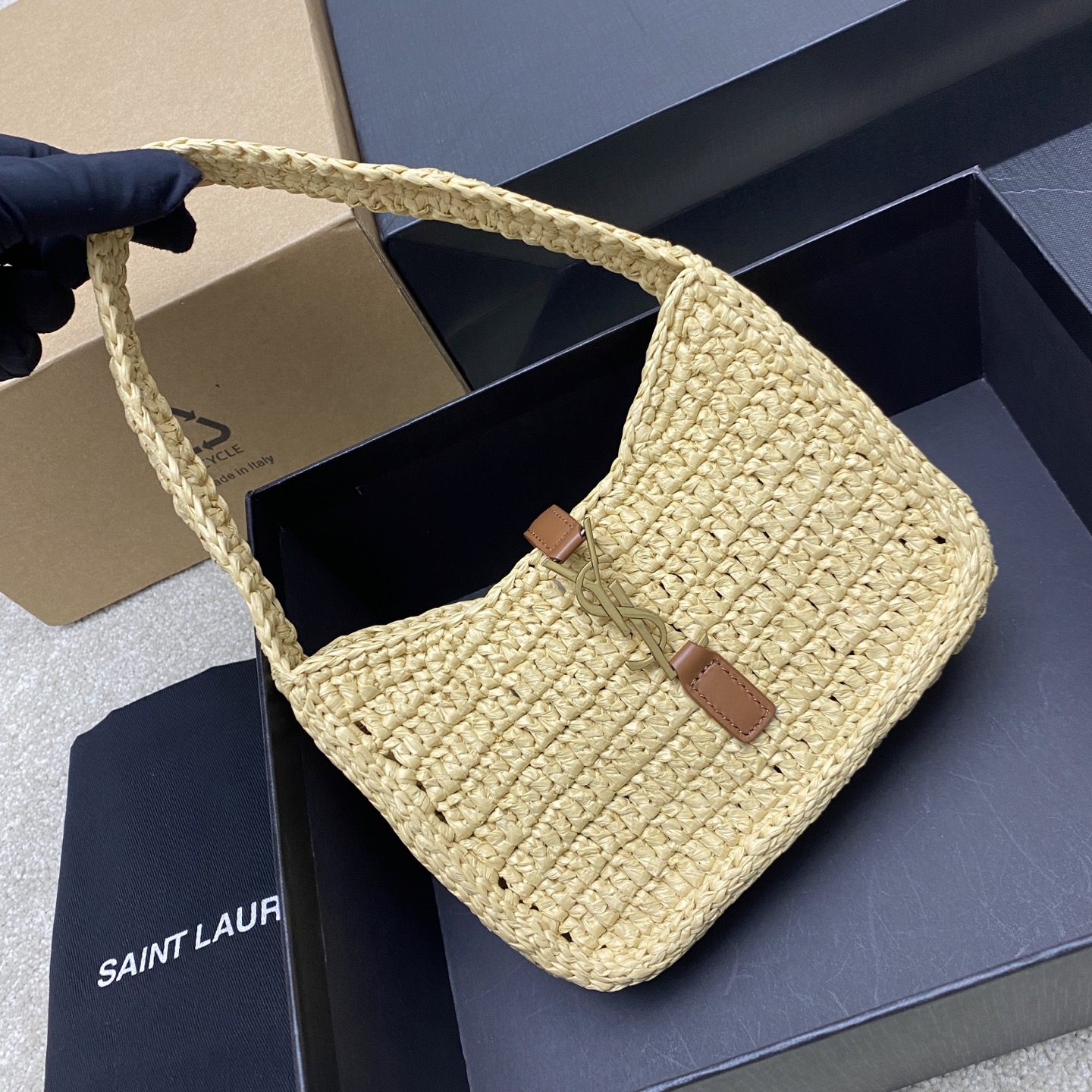 Saint Laurent LE5À7腋下编织包来la~ 极简的外形加Logo简洁唯美高级 满满的艺术气息