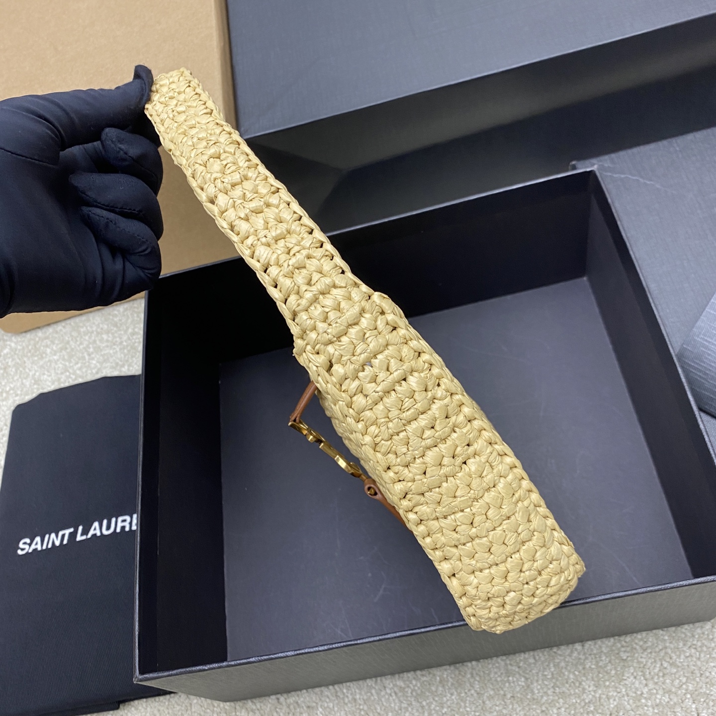 Saint Laurent LE5À7腋下编织包来la~ 极简的外形加Logo简洁唯美高级 满满的艺术气息