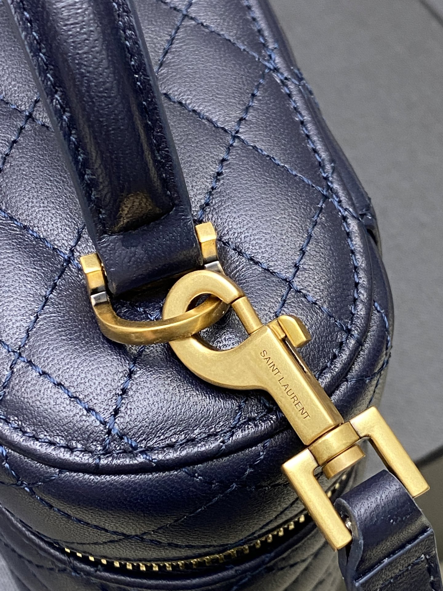 宝蓝羊皮手拿包 - 高級感あふれる多機能デザイン