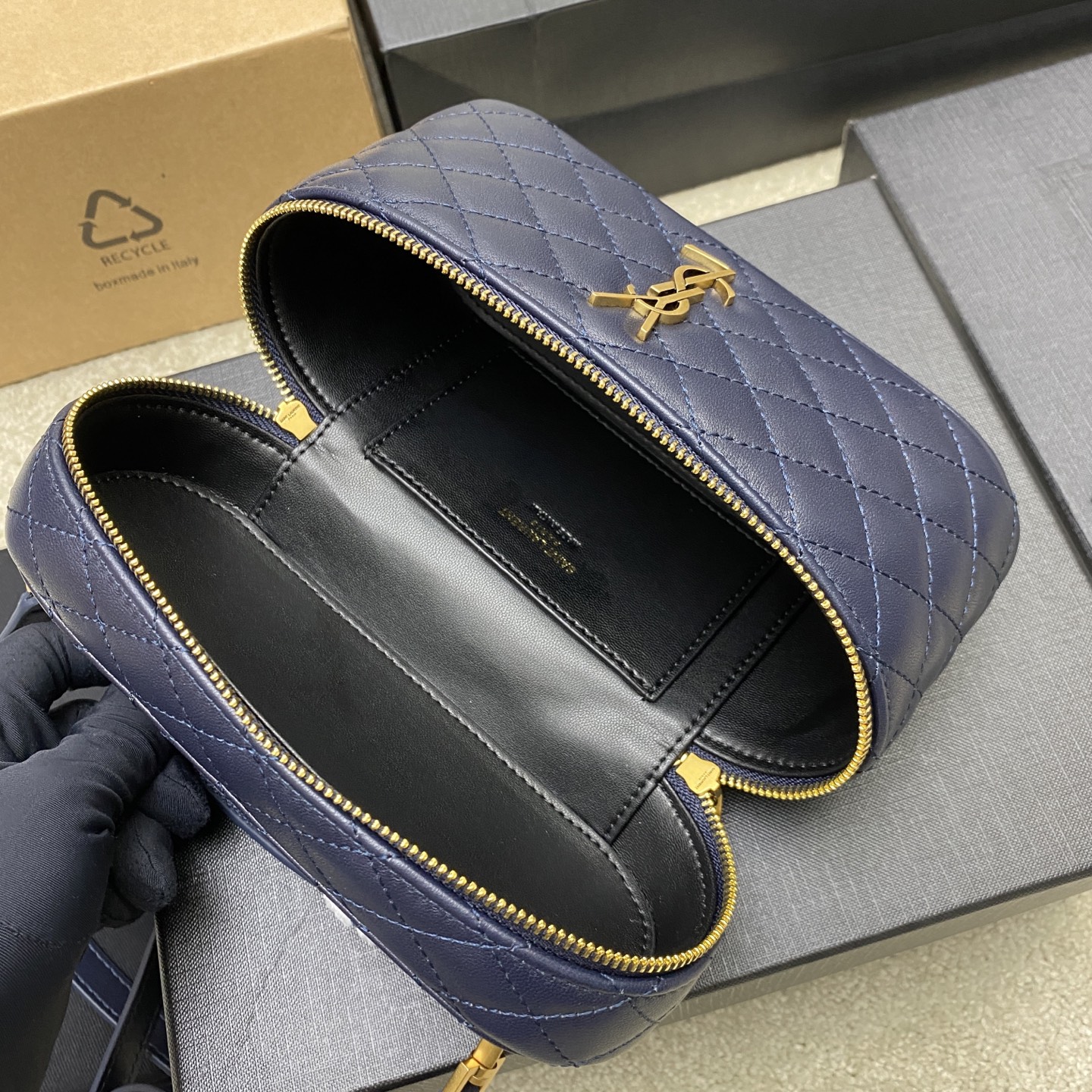 宝蓝羊皮手拿包 - 高級感あふれる多機能デザイン