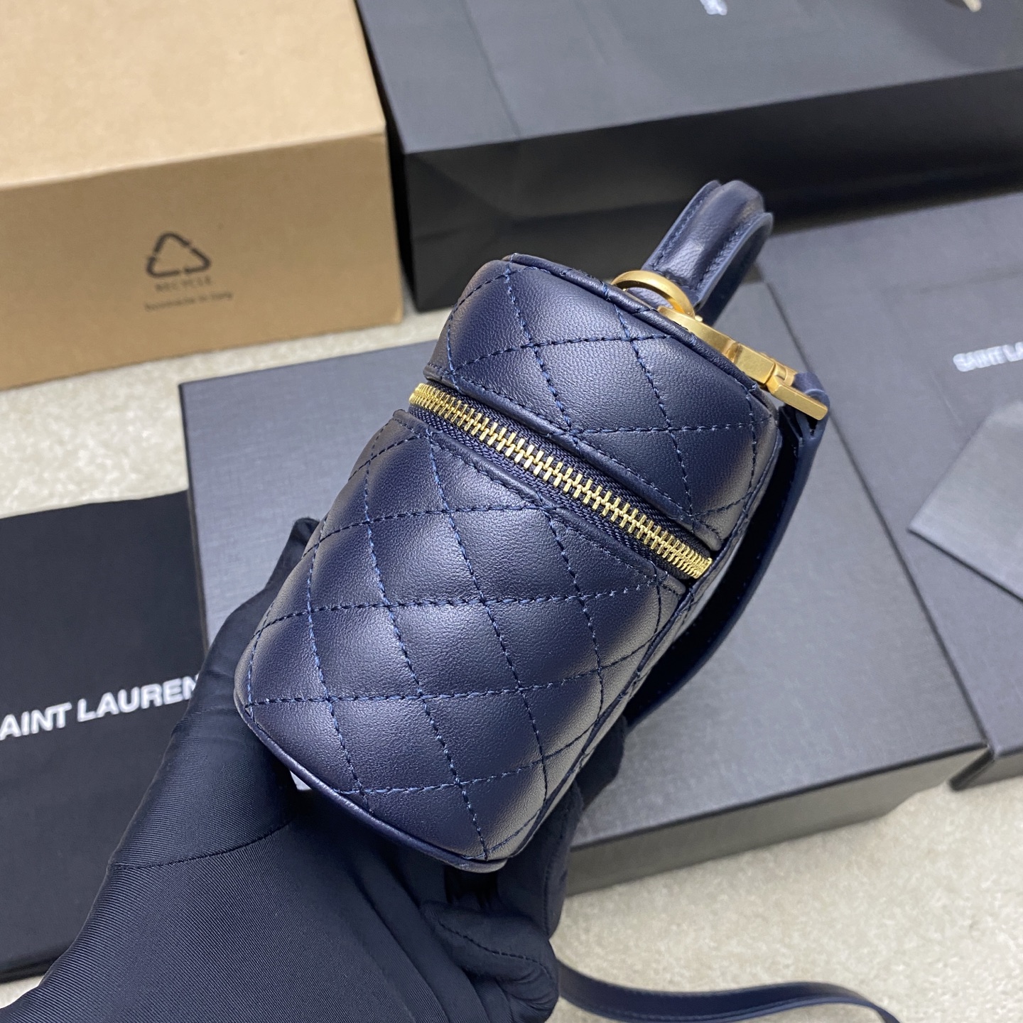 宝蓝羊皮手拿包 - 高級感あふれる多機能デザイン