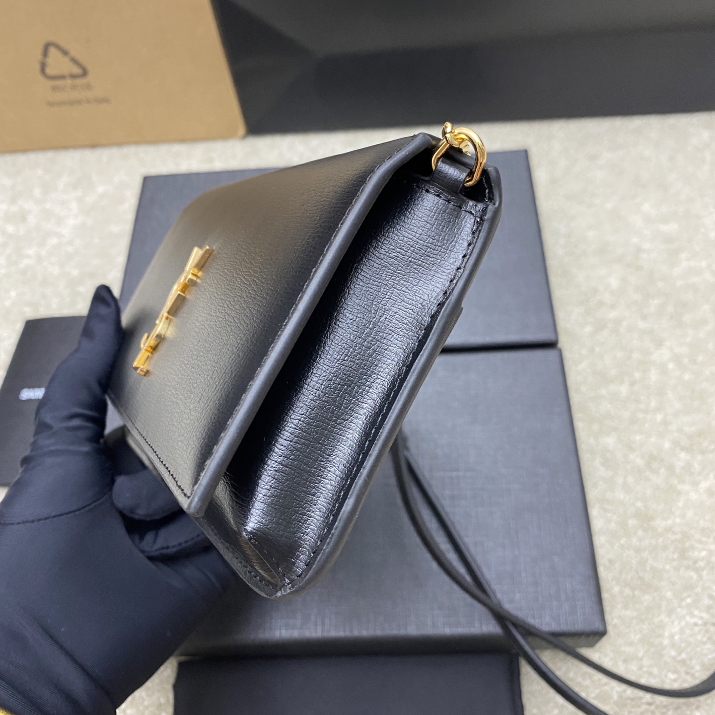 p580。  黑牙签纹/金
🌈MONOGRAM Phone Holder迷你款小包_
对于现在超级流行的小包风潮，这款绝对值得你入手的！颜值与实用性并存，iPhone plus可纳入，无论男生女生出门只要一个手机便可走天下！
如今小包当道，摆脱大钱包直接换上一个小巧精致的链条包就妥妥当当啦😍
型号：635095【原厂皮】
尺寸：18x11x2cm
